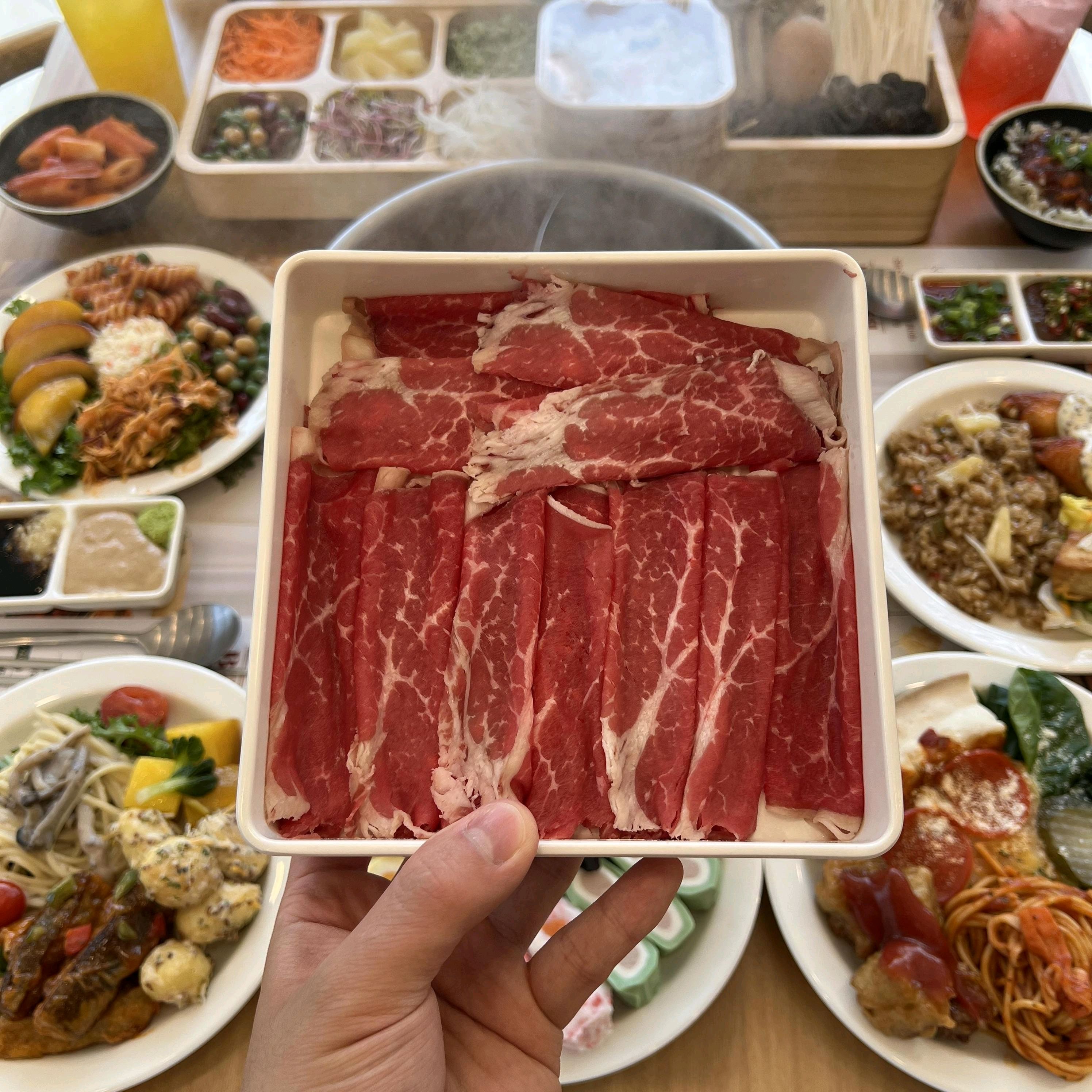 샤브는 진짜 맛있네요! 계속 생각나는 맛이라 또 오게 됐어요. 육수가 진하고 재료도 신선하