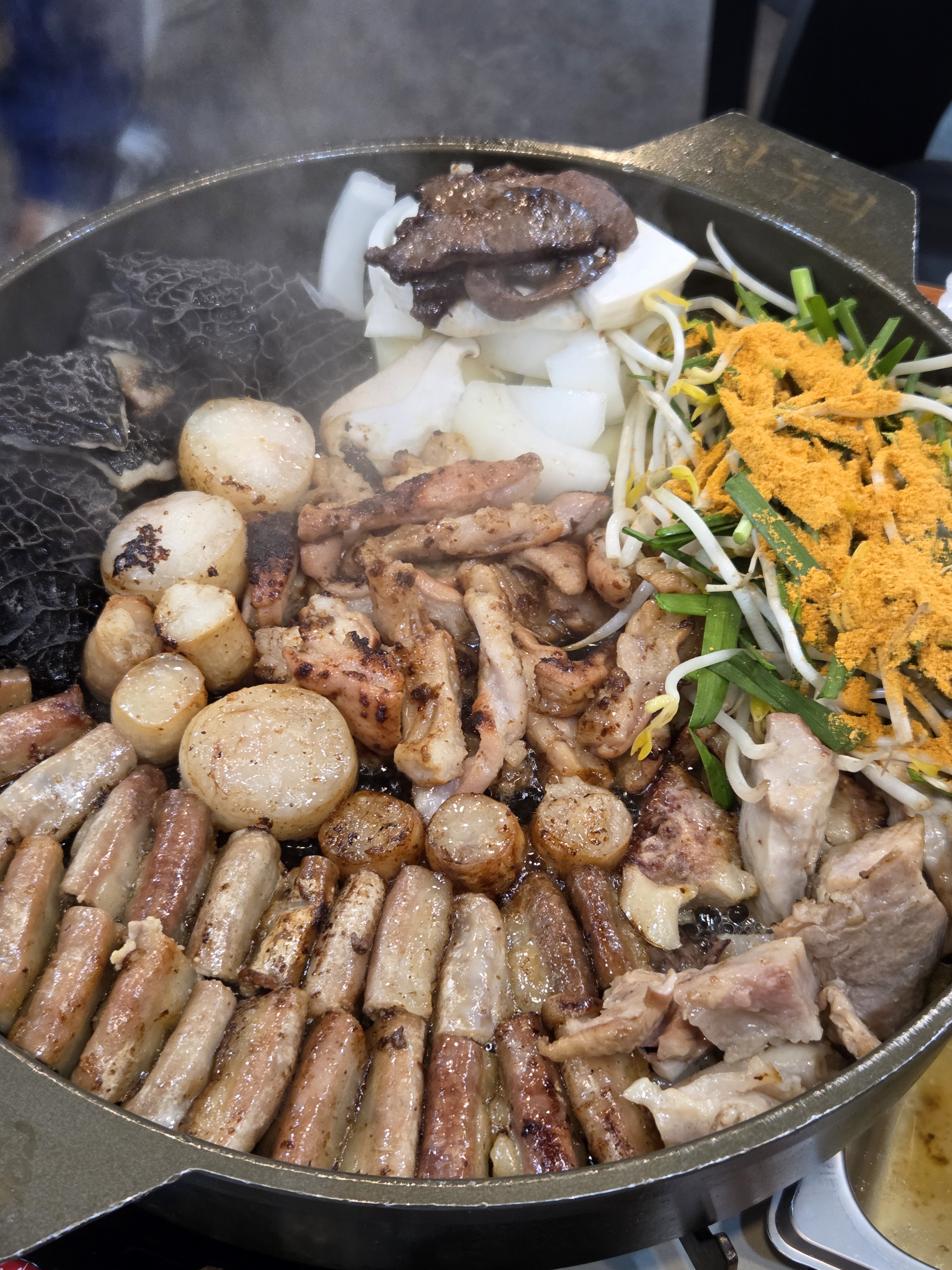 모듬곱창 짱맛있구요 !!!!! 양도많아요!매장도 깨긋하고 사장님도친절하세요 부천에 유명한