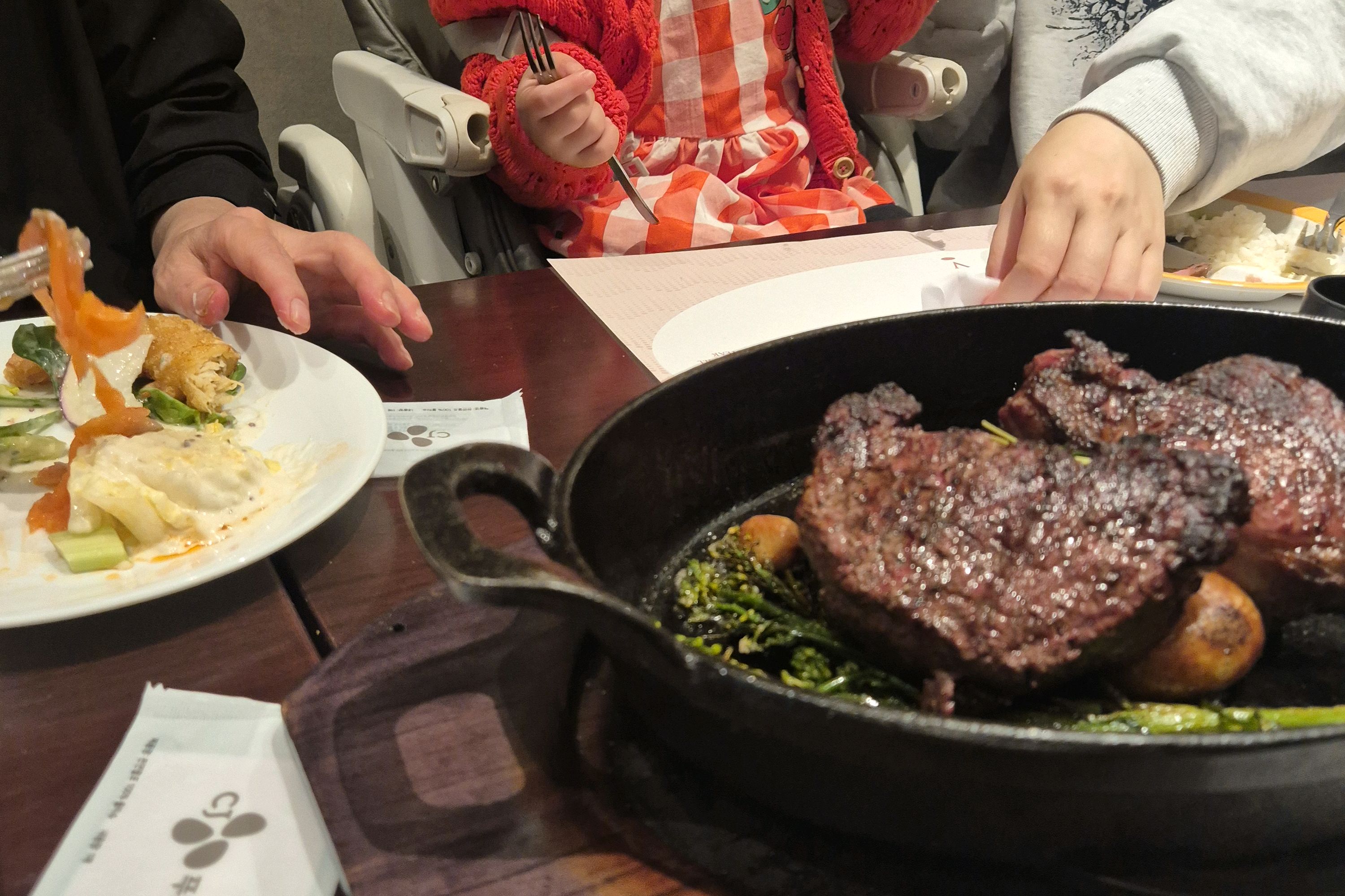 전체적으로 매우 실망입니다. 음료 2잔을 추가 주문했는데 아무리 안나와서 직접 망고와 자몽