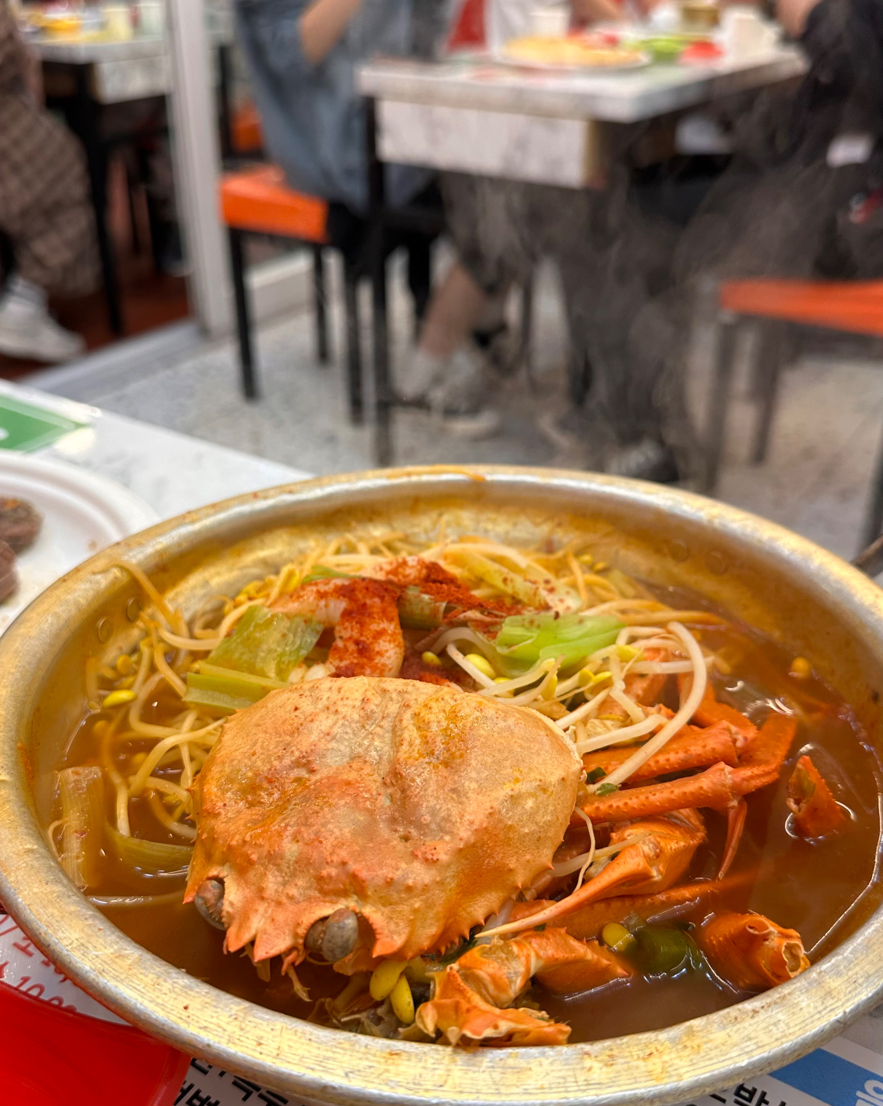 여기는 자리가 좀 안에 있어서 그런지 사람이 없어보였으나 막상 들어가보니 앉아서 먹는 사람