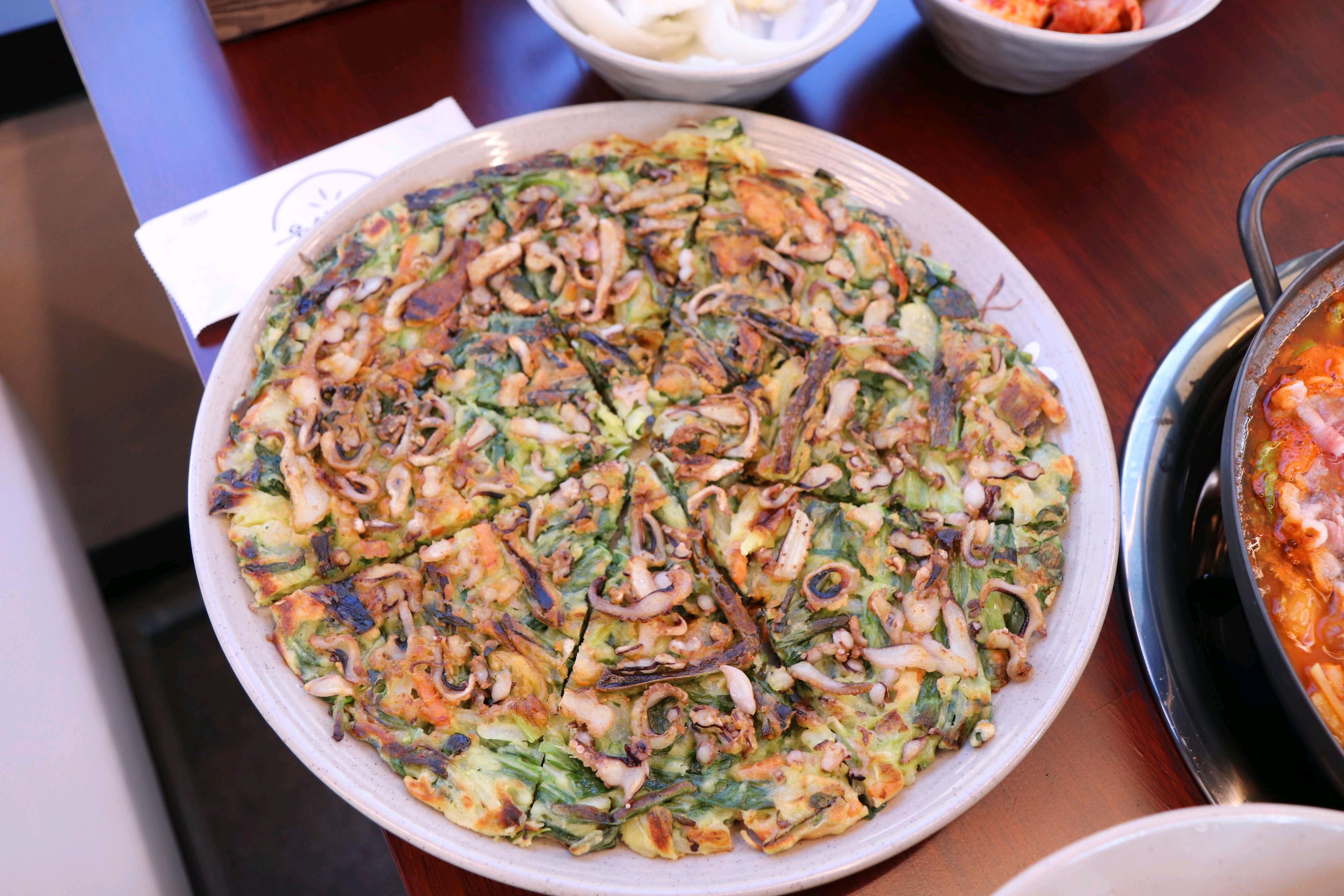 쫄깃한 식감이 살아있는 면발이 국물에 퐁당 빠져 맛이 아주 잘 어우러져요. 한입 한입 먹을