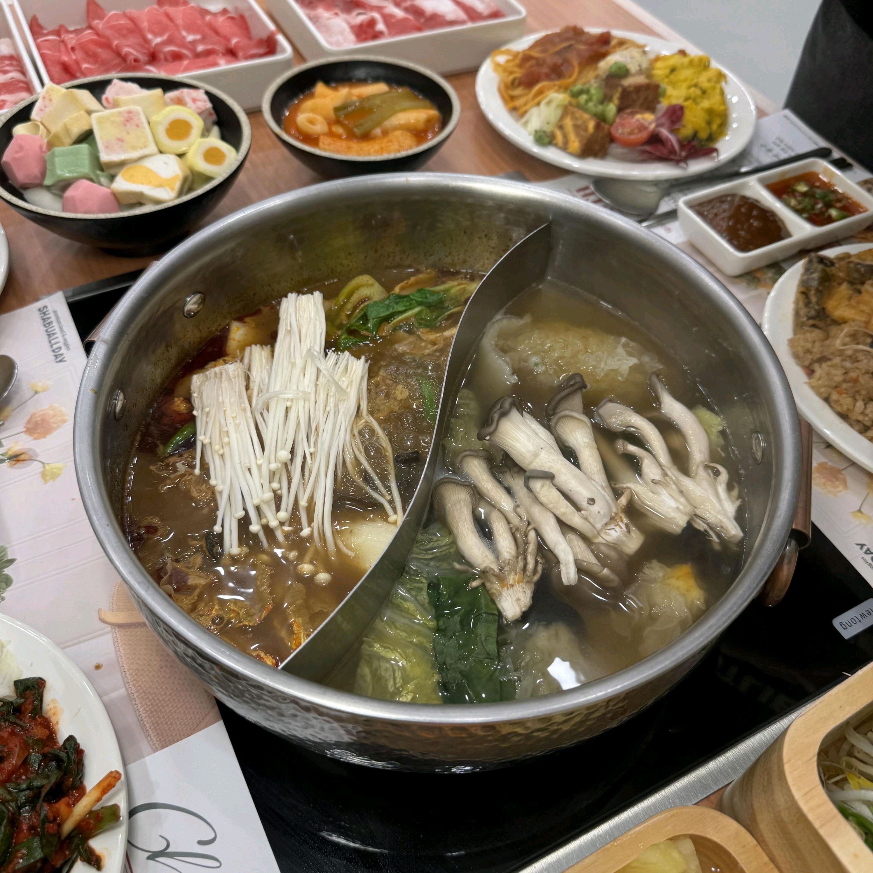 맛도 좋고 퀄리티도 괜찮아요 다양한 육수에 신선한 야채가 무한으로 제공되어서 양도 푸짐하게