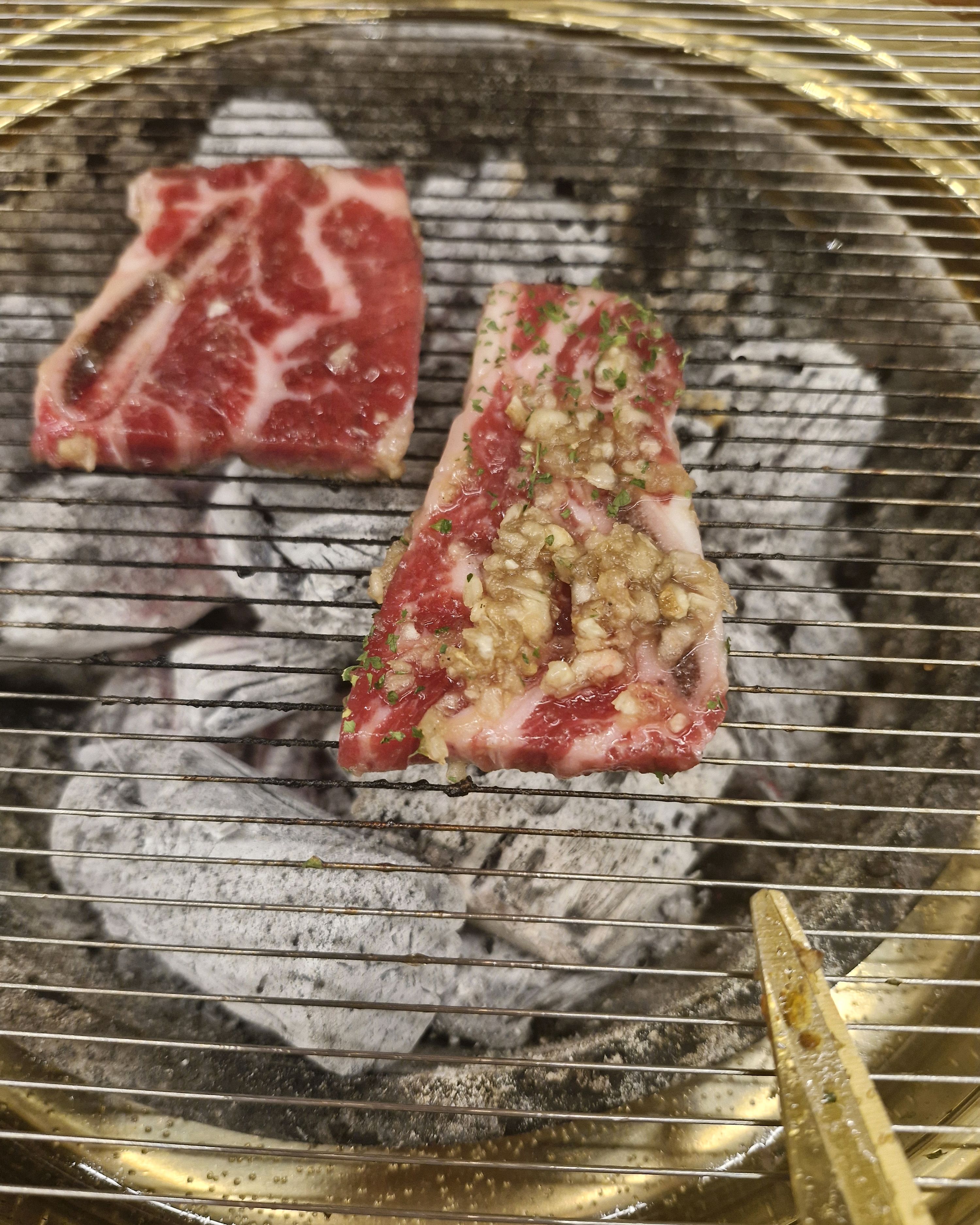 가격대비 고기 정말 좋아요 직원분도 친절하시고 와인 콜키지도 만원 저렴합니다 - 불당동 맛집 우소참숯화로구이 본점