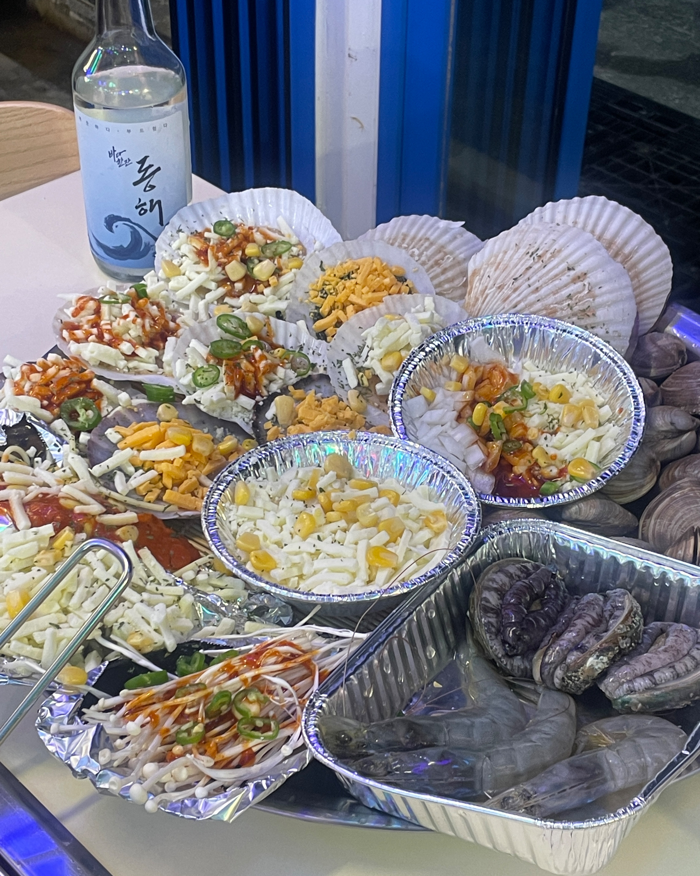 조개구이 구성이 알차고 치즈랑 콘도 양이 두둑해요! 야외에 앉아서 먹으니 기분도 좋고 맛
