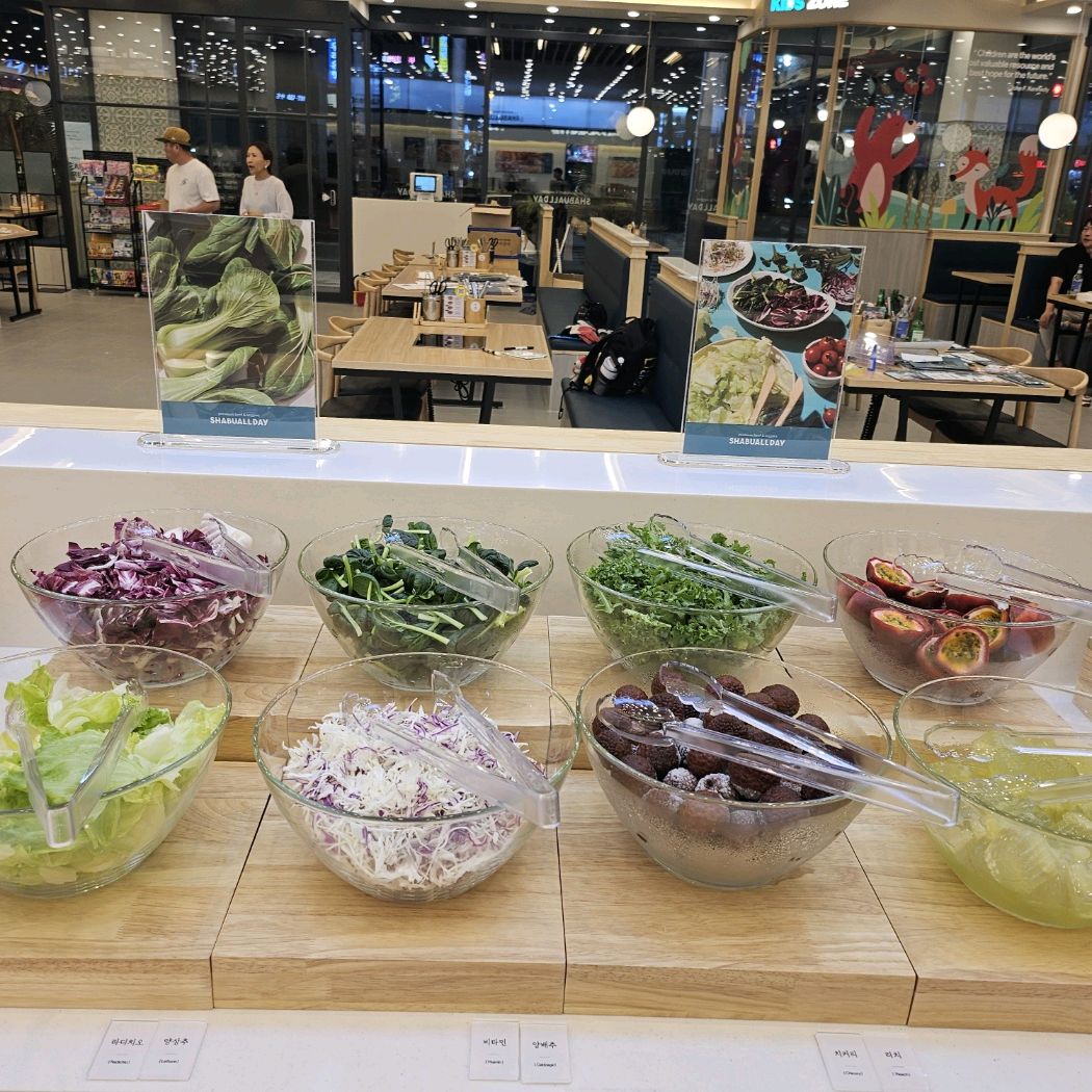 자주 옵니다! 기본적으로 샤브육수랑 고기가 매우 맛있고 소스 종류가 다양해서 커스터마이징해