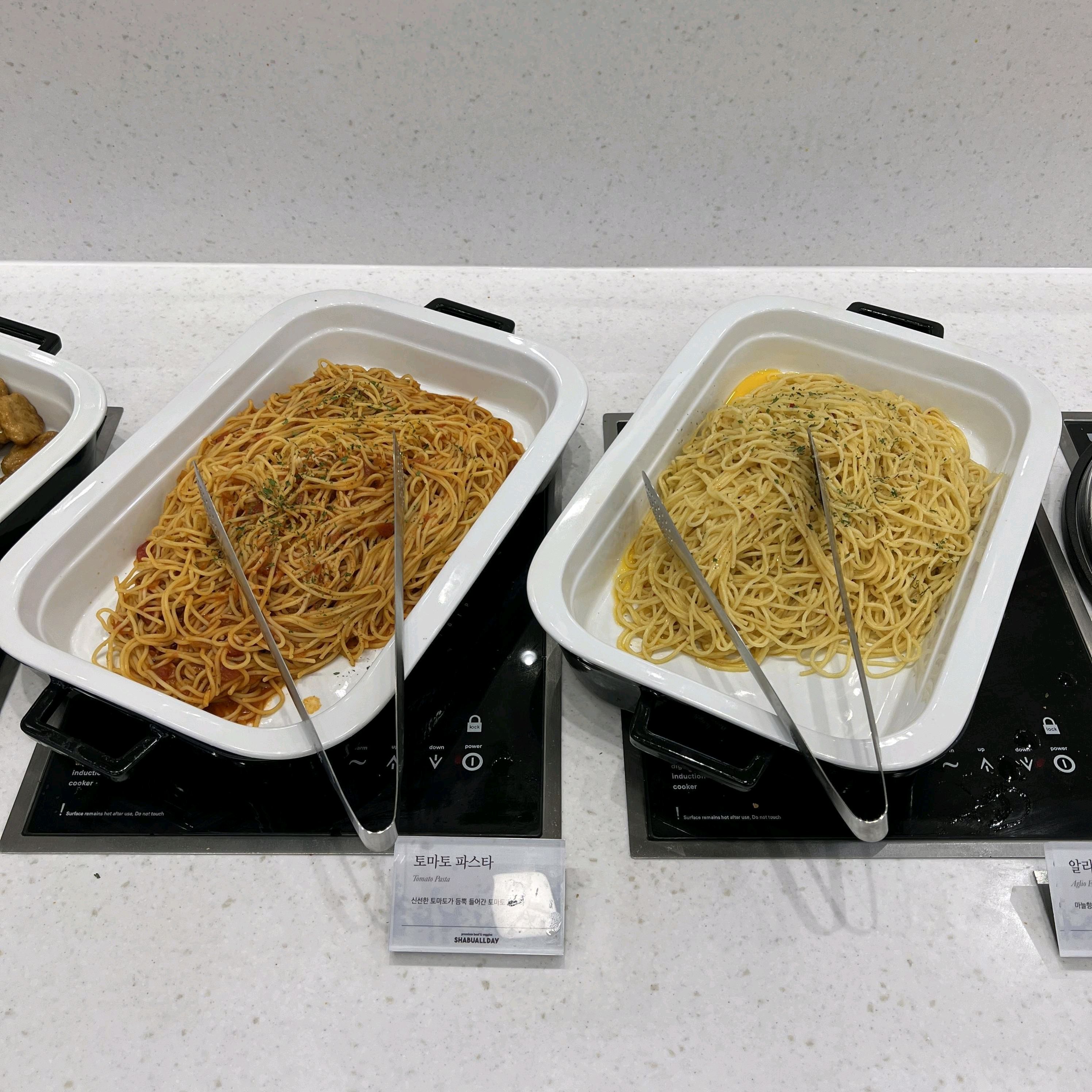 탕에 잠긴 쫄깃한 고기와 신선한 야채 모두 맛있어요~ 여기 샤브샤브는 진한 육수 맛이 일품
