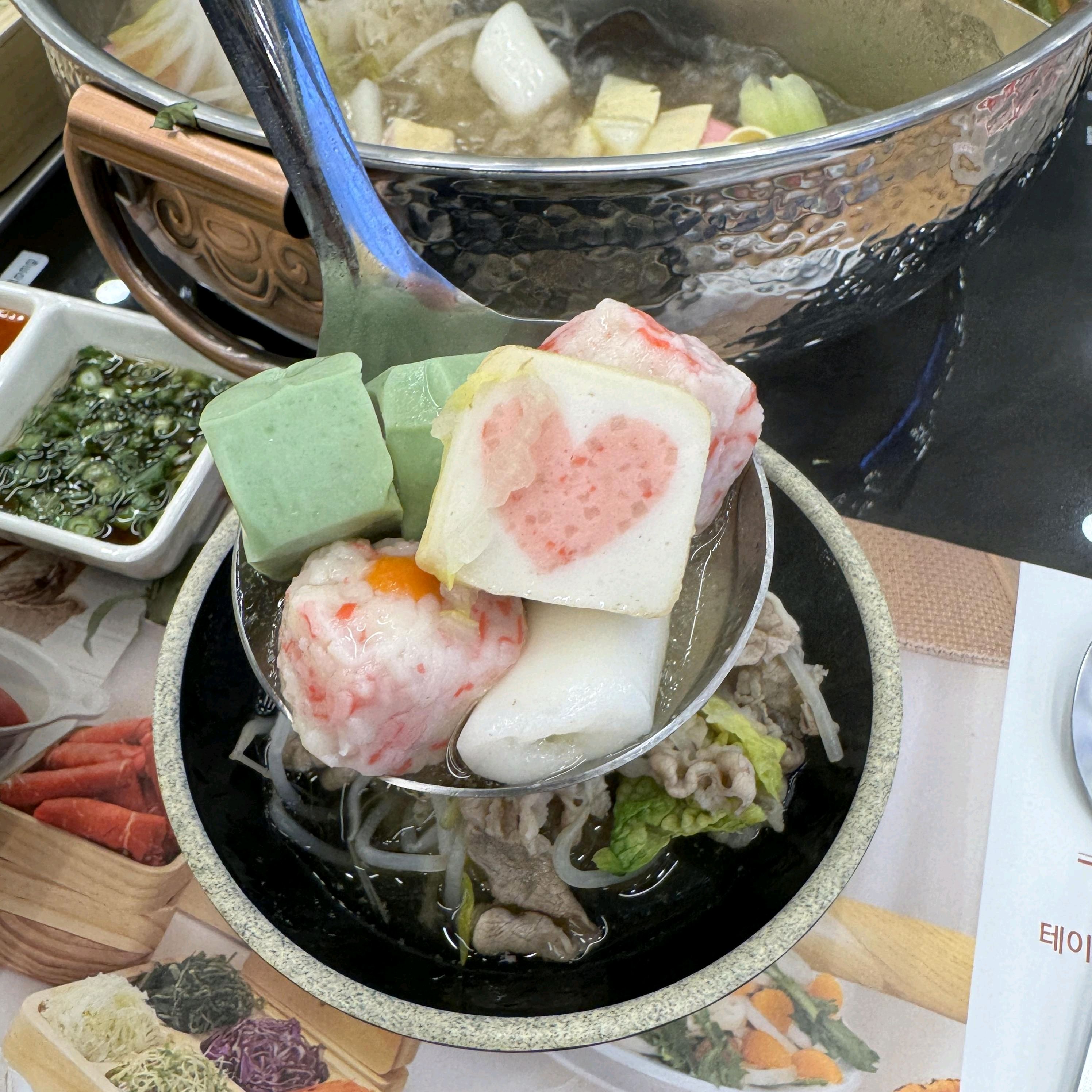 소고기가 정말 신선하고 프리미엄급이라 그런지 샤브샤브 맛이 일품이네요 남자친구도 무제한으로