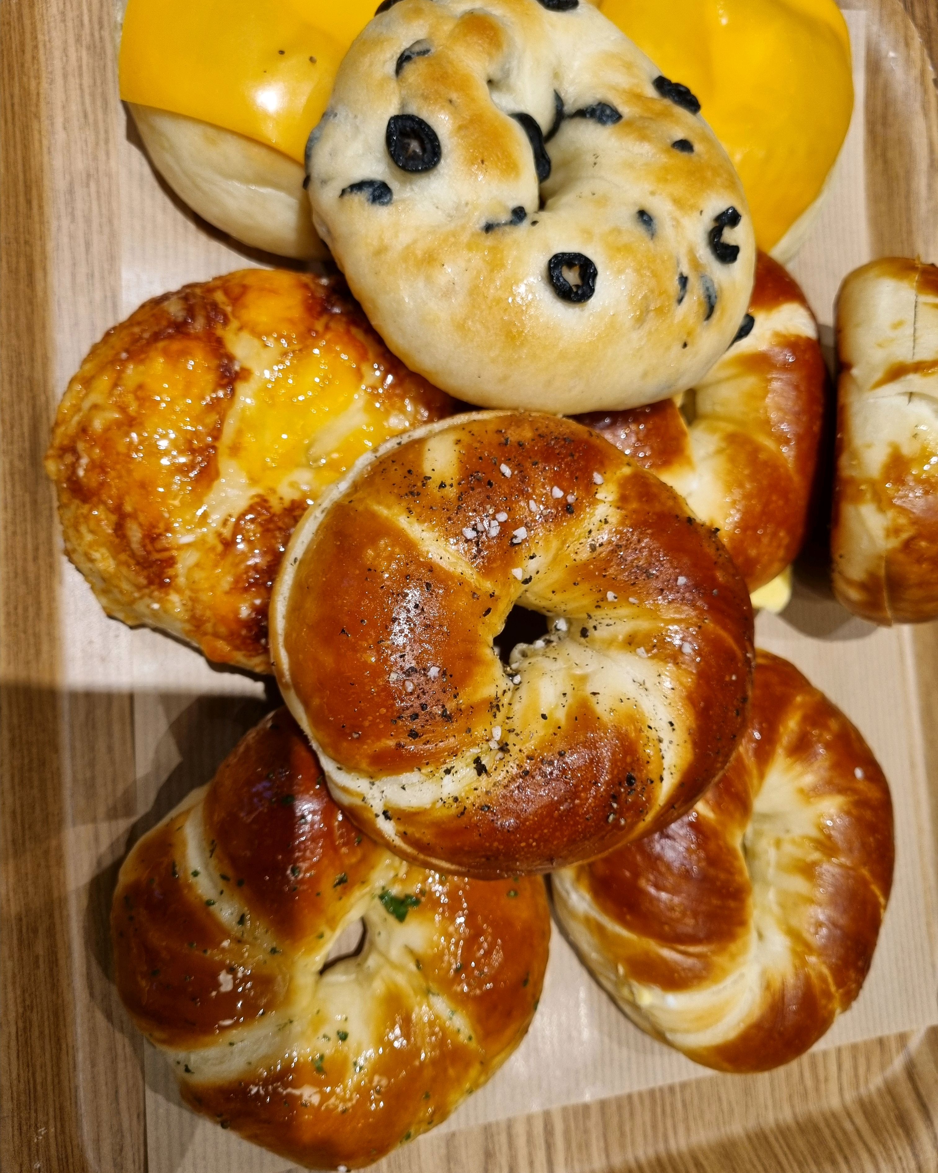 런던 베이글 처음 방문했는데, 버터들어간 베이글이 젤 맛났어요. 생각했던대로 맛있었어요. - 잠실 맛집 런던베이글뮤지엄 잠실점