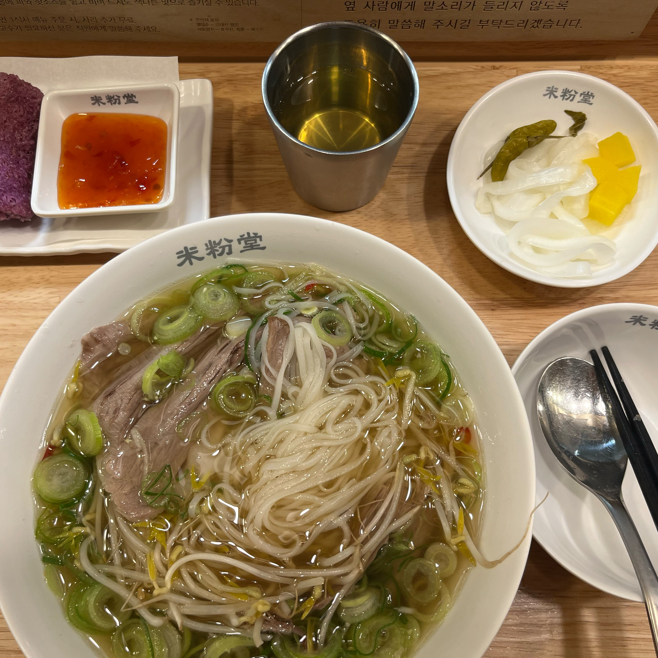 쌀국수 먹고 싶어서 들어갔는 데 음식도 금방 나오고 국물도 맛있어요! 소스도 다양해서 찍어