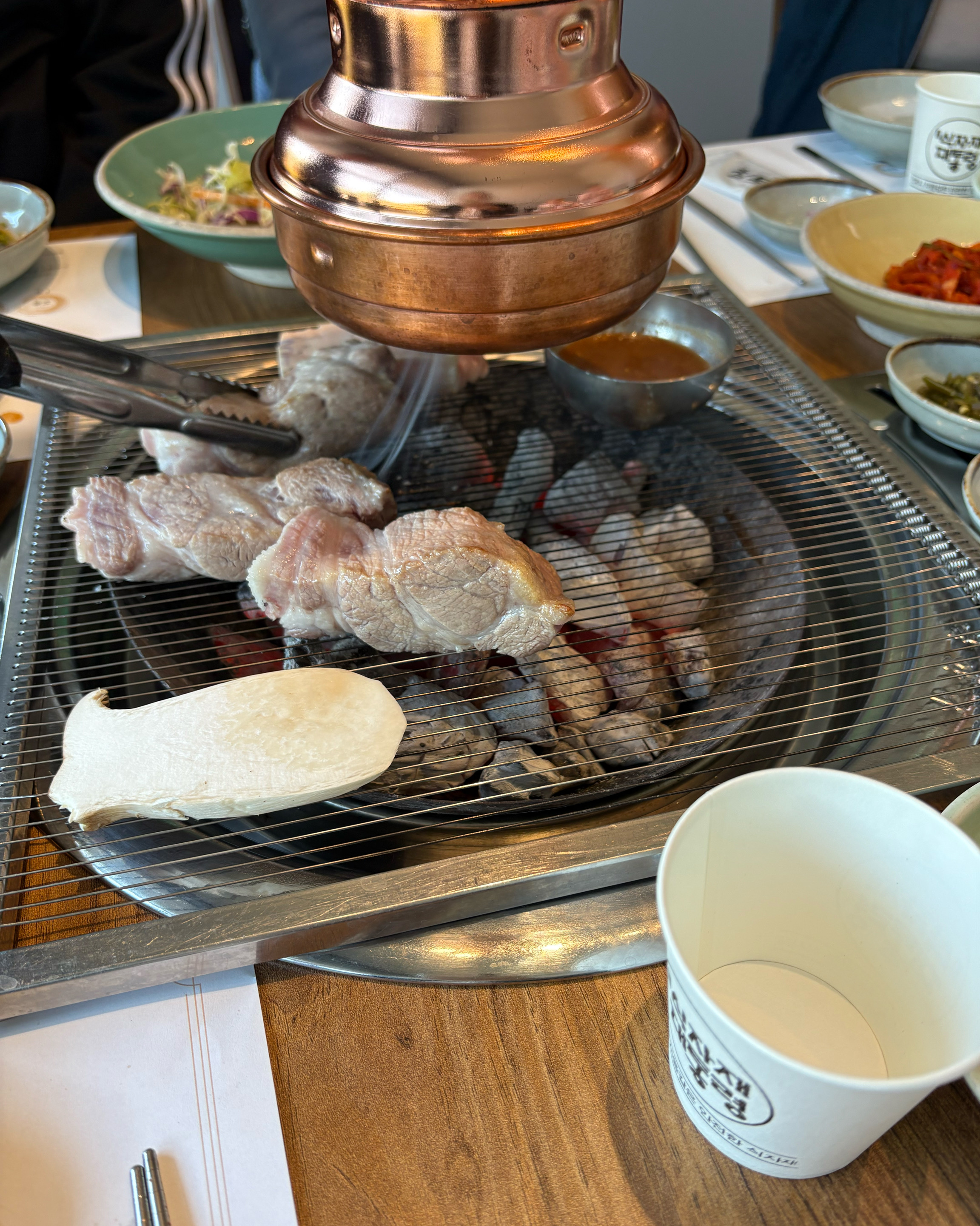 고기기 두툼하고 반찬도 다양하고 맛있어요 ~ 가족모임으로 예약하고 오니 기다리지 않고 방으