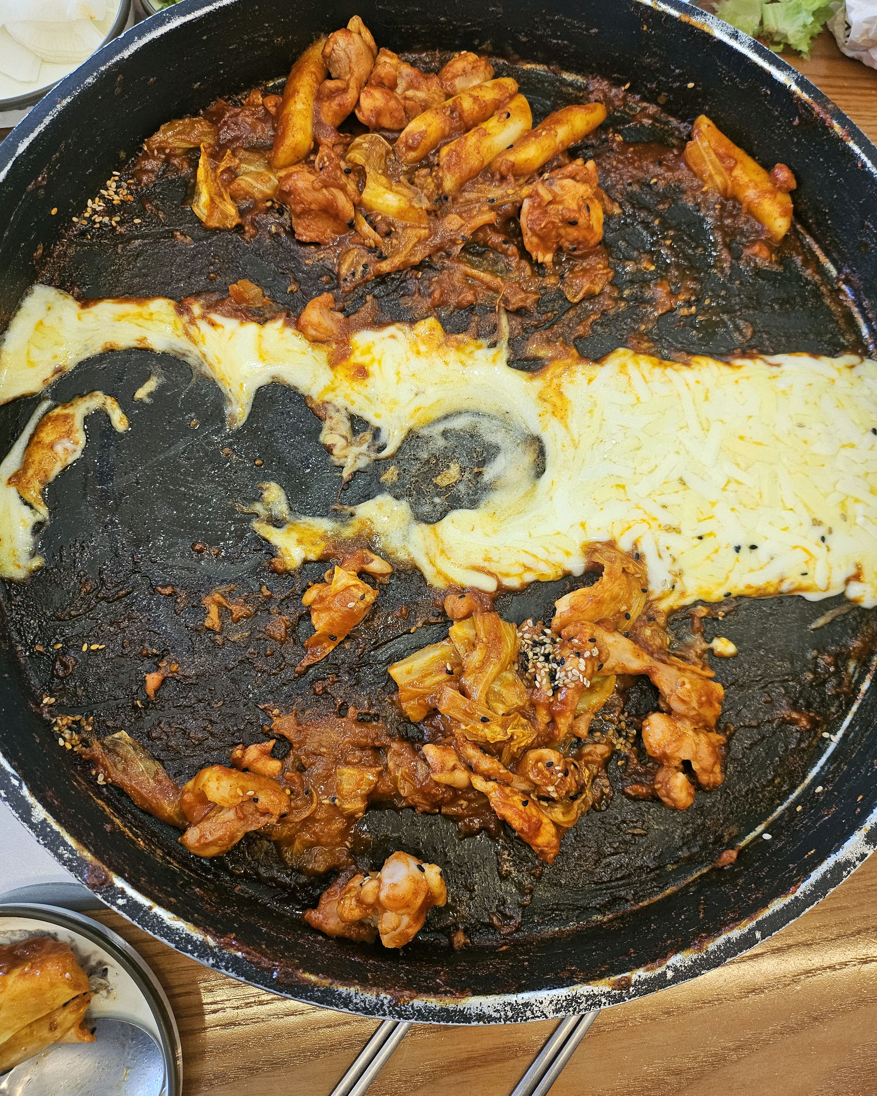 맛있어서 먹다찍었어요 양이 좀 적은거 같은데 맛은 최고네요 볶음밥까지 야무지게 먹고옵니다 - 불당동 맛집 장인닭갈비 불당점
