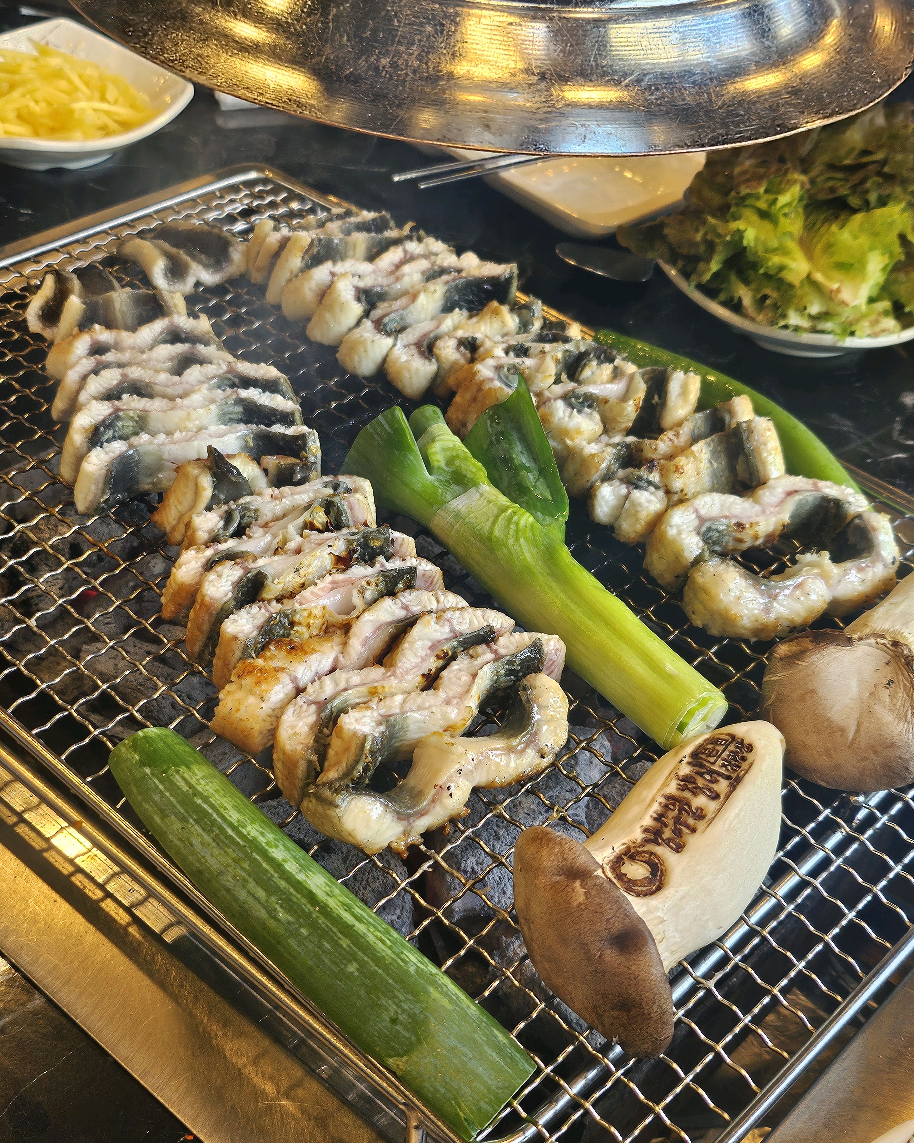 시설이랑 분위기도 너무 깔끔하고 좋아요^^ 장어 직접 보고 고를 수 있는 것도, 다양한 밑