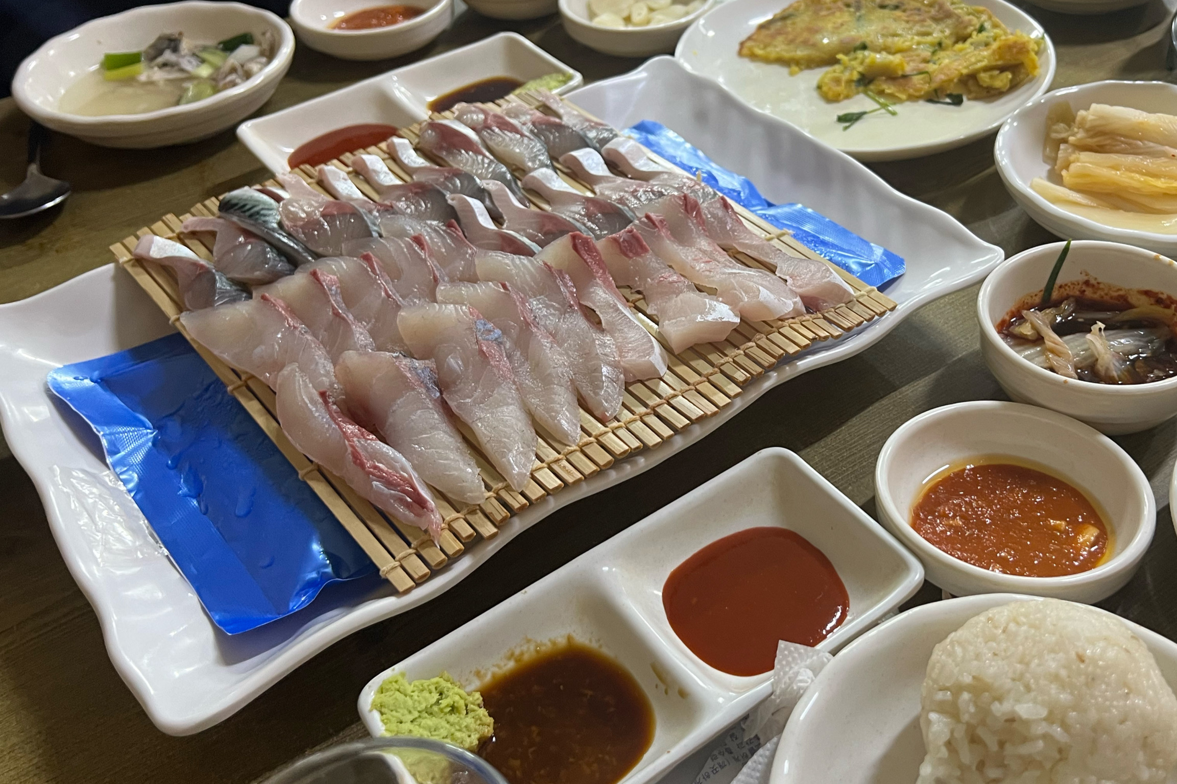 반반 시켯는데 시즌이 아니라그런지 얇은 느낌이엿고 약간의 가시가 있엇으나 쎄진않았습니다 - 제주 맛집 원담 제주본점