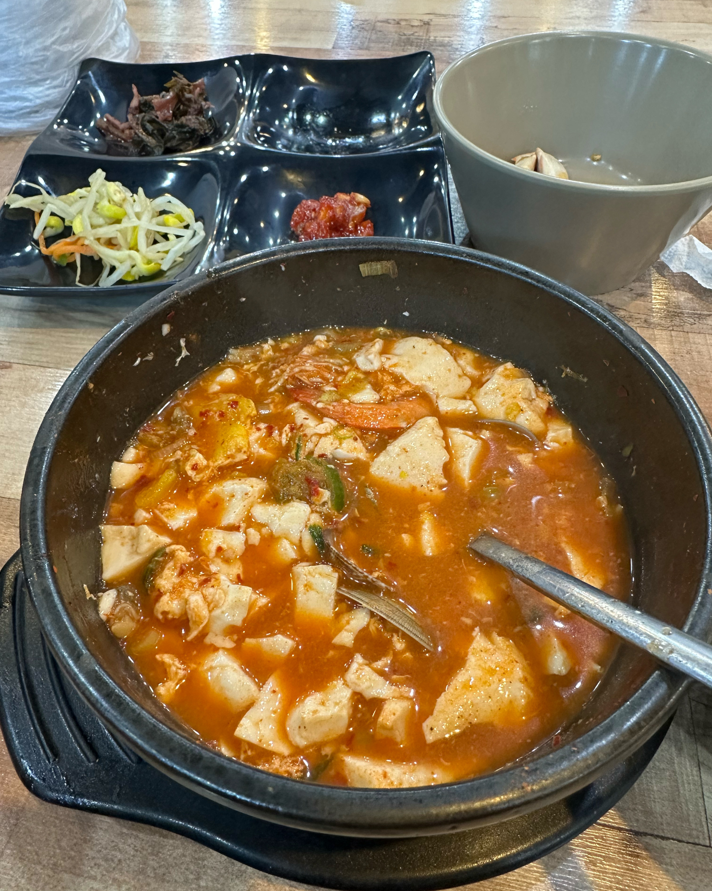 정신없이 먹다가 뒤늦게야 사진을 찍었어요ㅠㅠ!! - 제주 맛집 일품순두부 하귀점