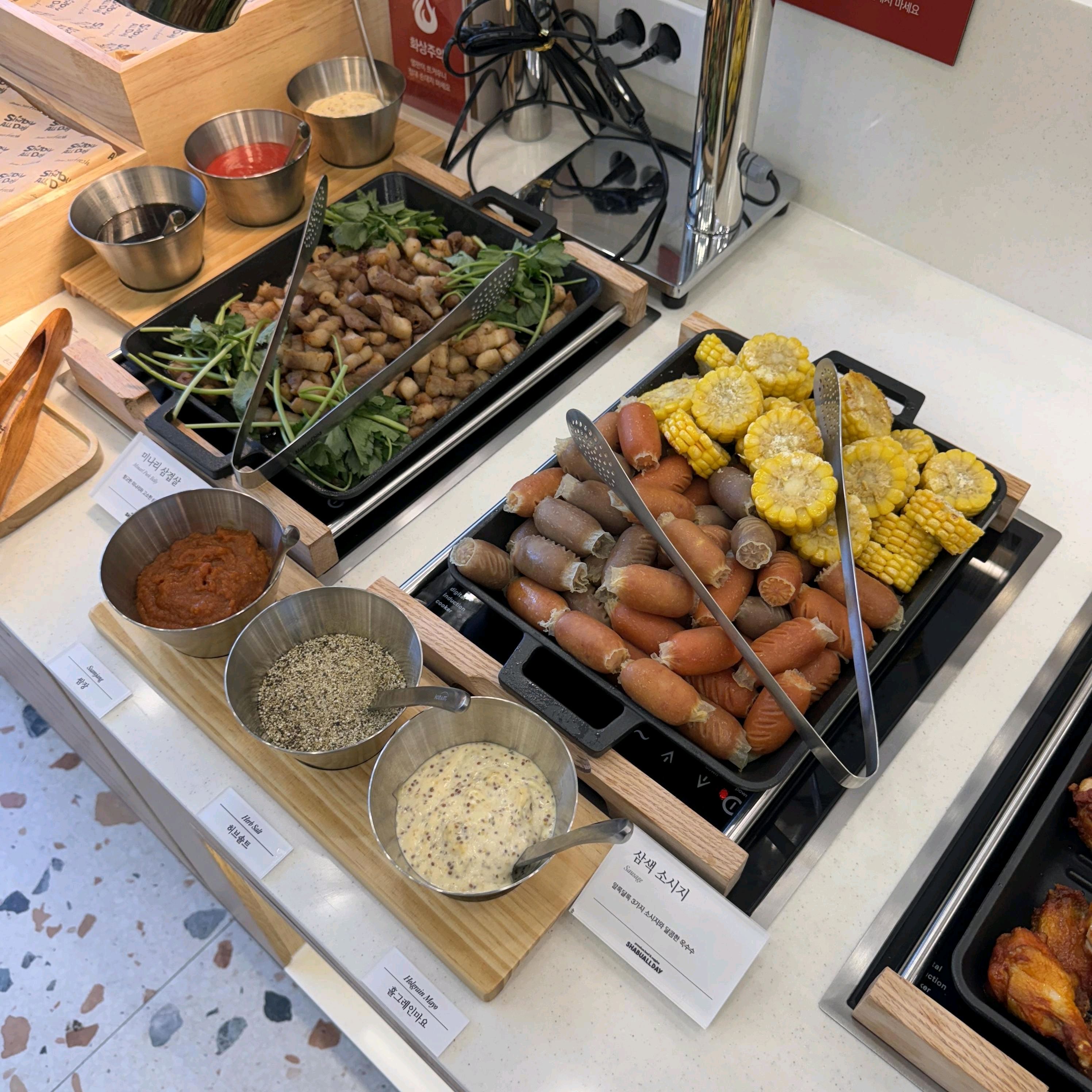 맛있는 샤브샤브에 신선한 샐러드바까지 즐길 수 있어서 좋네요. 친구랑 같이 가서 프리미엄