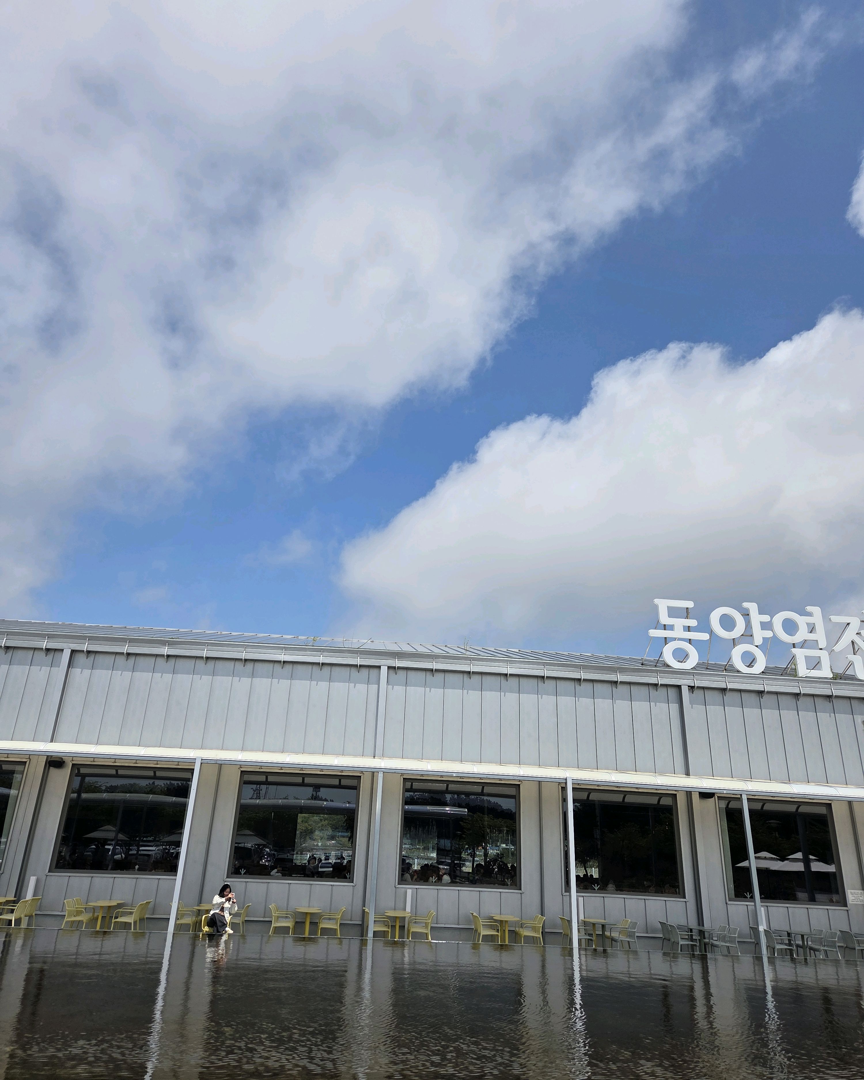1.F&B 사업에 대한 애정이 매장에도 묻어나는 곳. 사람들이 이리저리 빵 고르며 흐트러진
