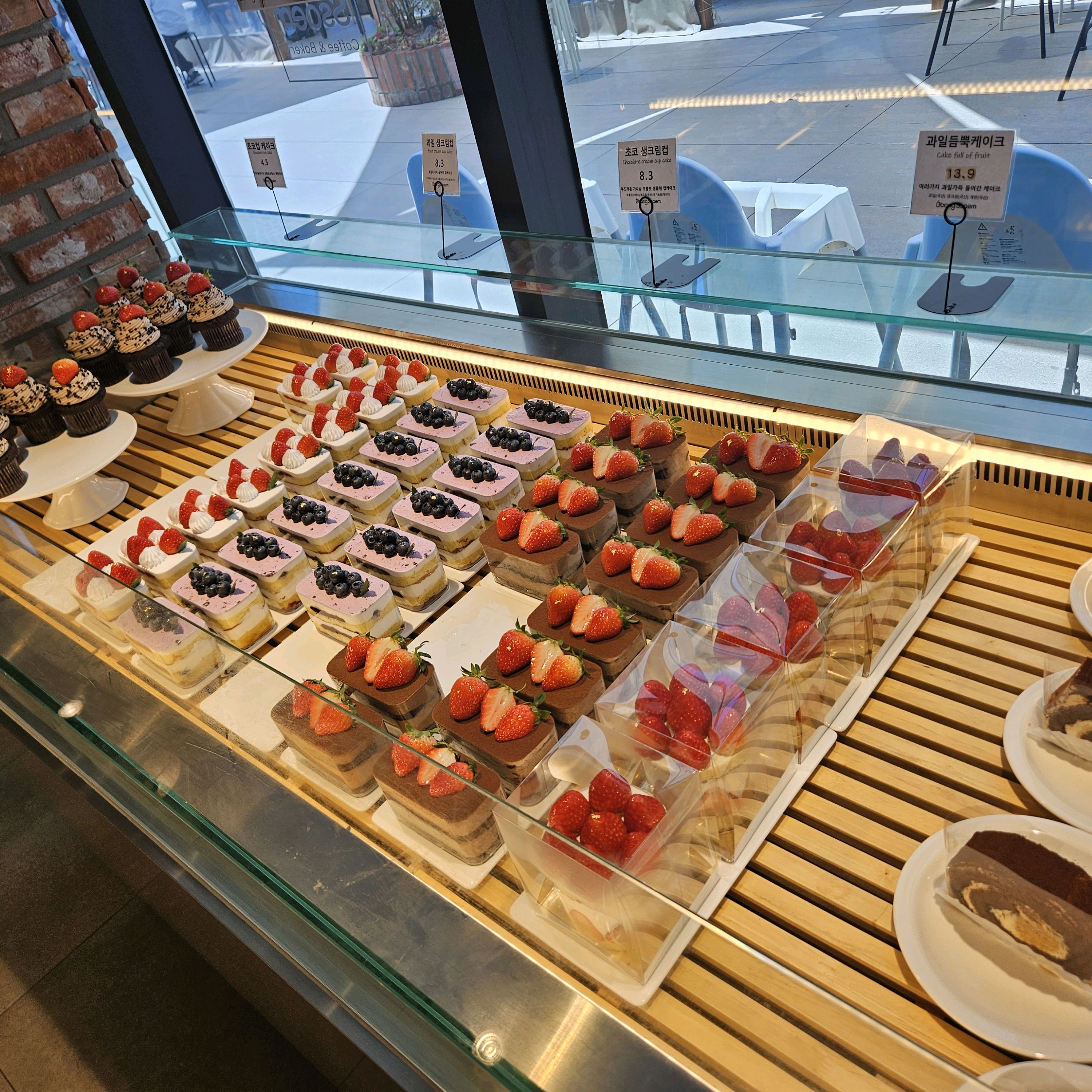 분위기 좋습니다~ 빵 종류도 필요한만큼 괜찮아요! - 인천 맛집 빵쌤 센트럴파크점