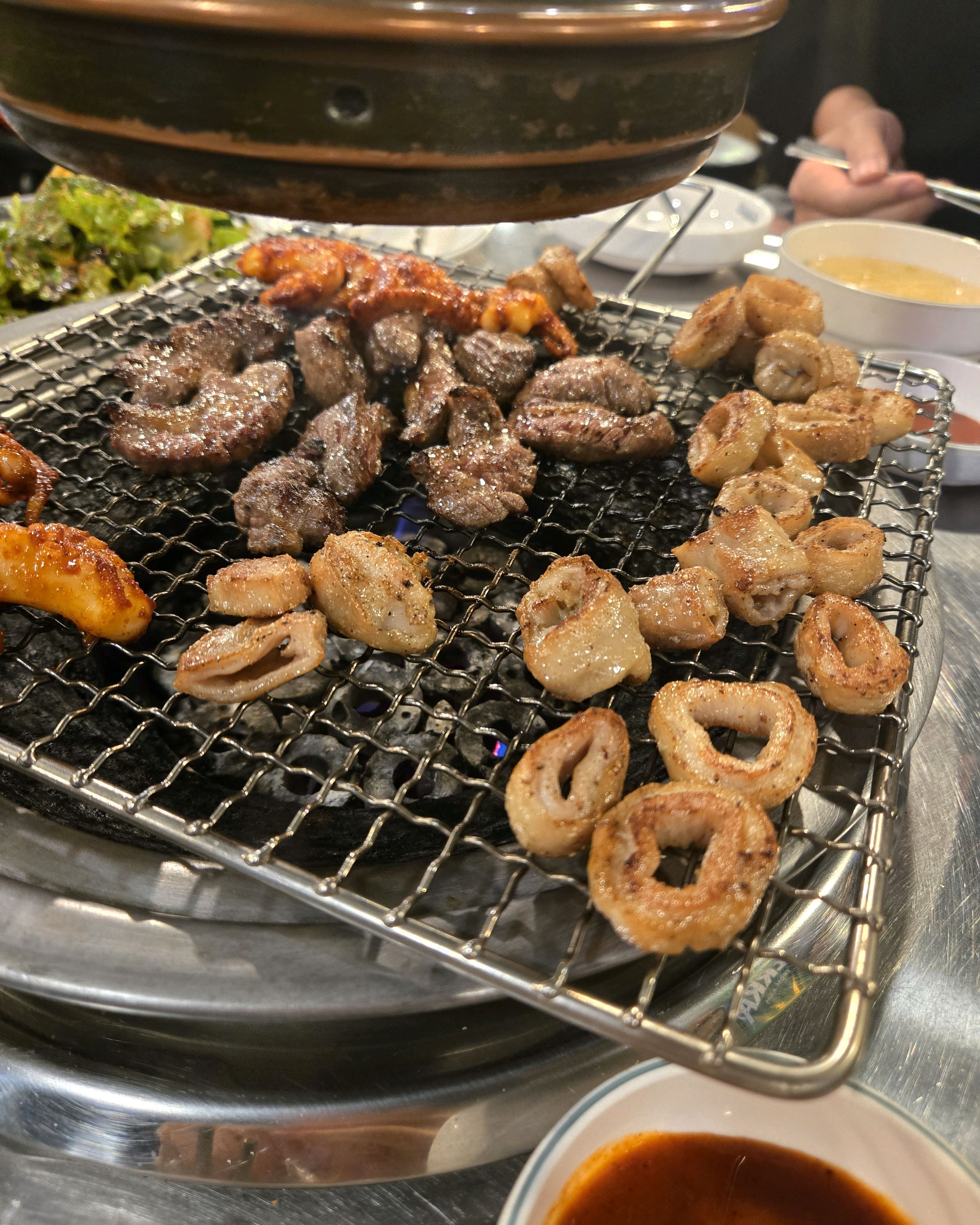 쭈꾸미는 매콤하면서도 감칠맛이 살아있고, 막창은 잡내 없이 쫄깃하게 잘 구워졌어요. 소갈비