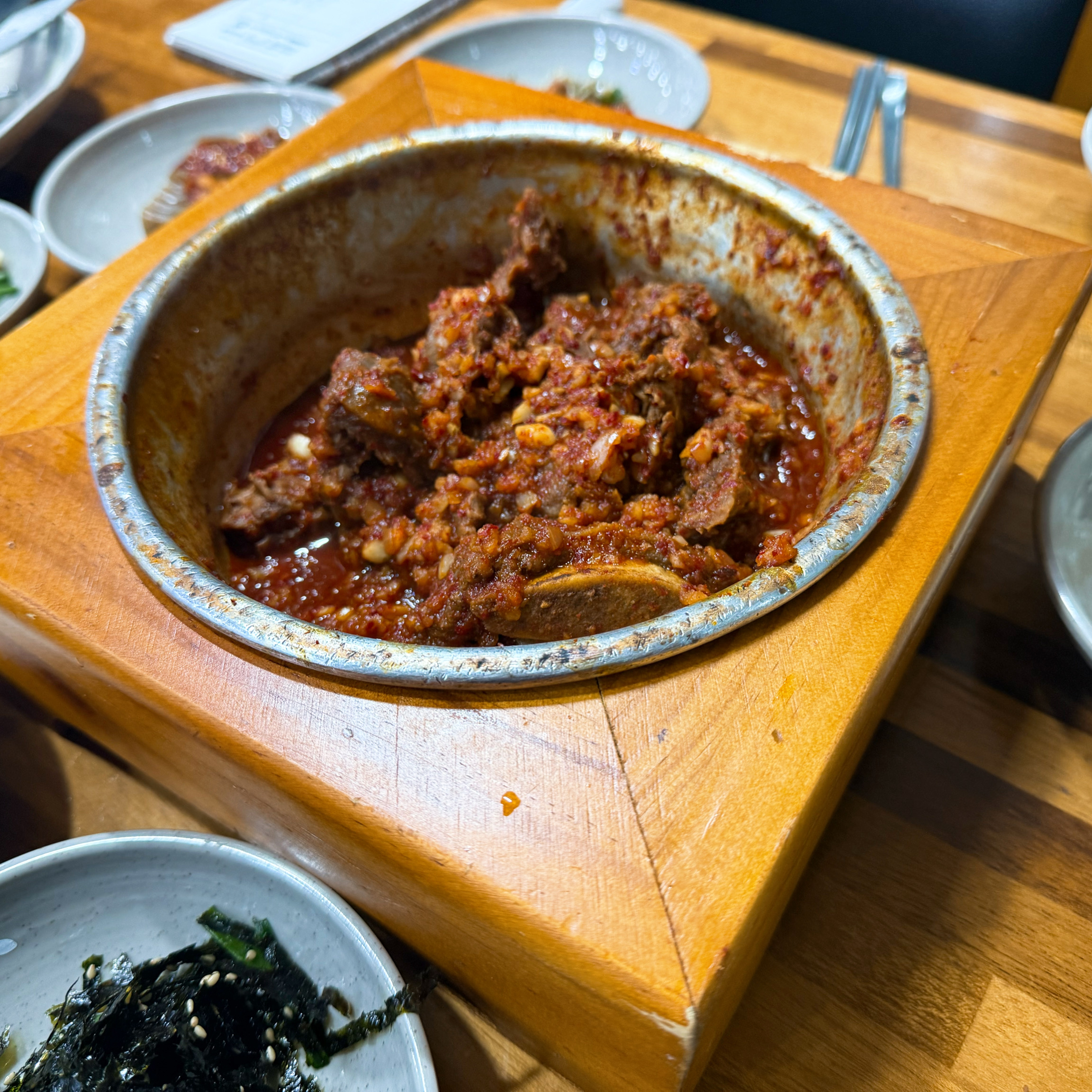 기다림 없이 앉으면 금방 음식이 나와서 좋았고 한우찜갈비 보통으로 주문 했는데 제 입에는 