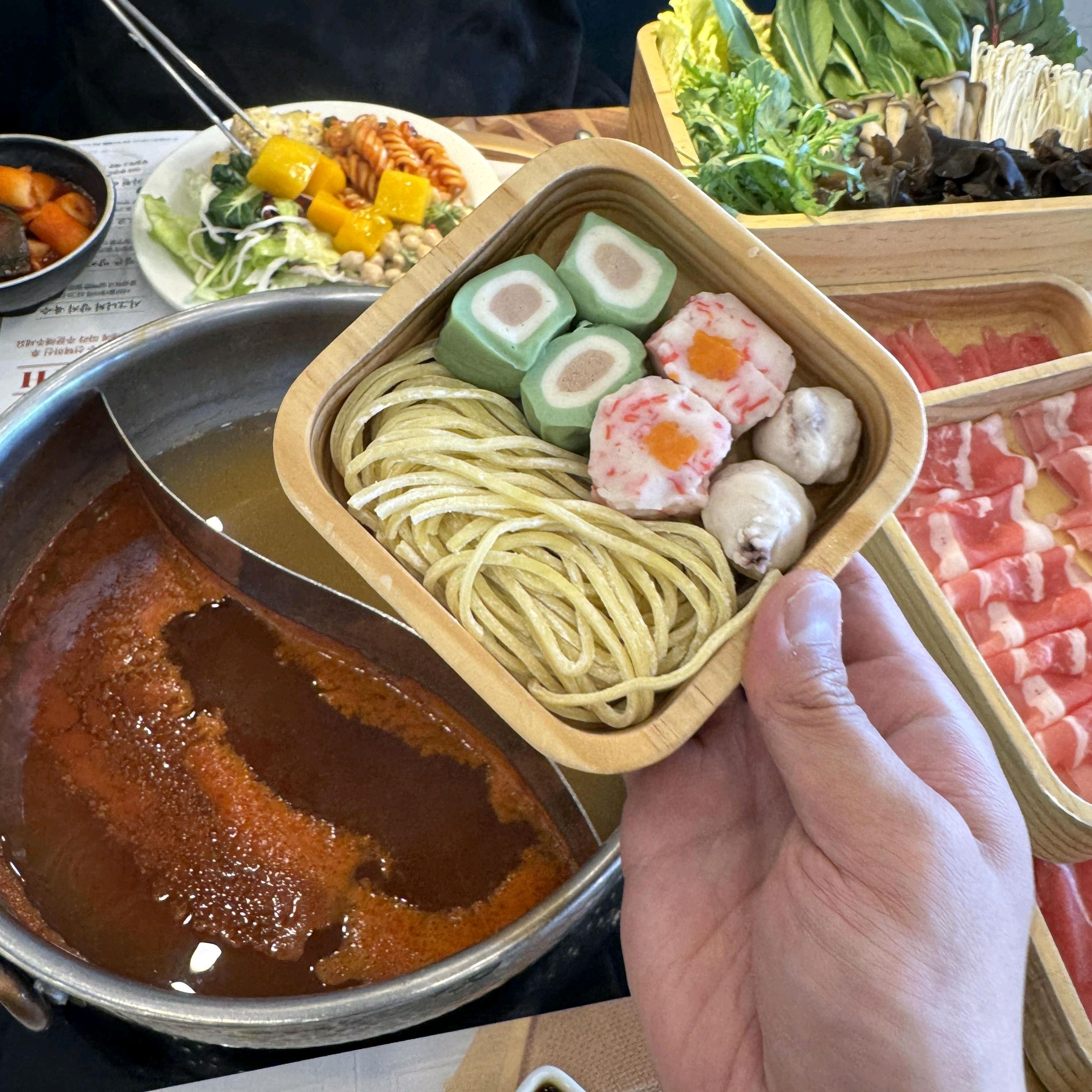 샤브랑 샐러드바까지 전부 무제한으로 먹을 수 있어서 좋네요 월남쌈이랑 죽 핫푸드 디저트도