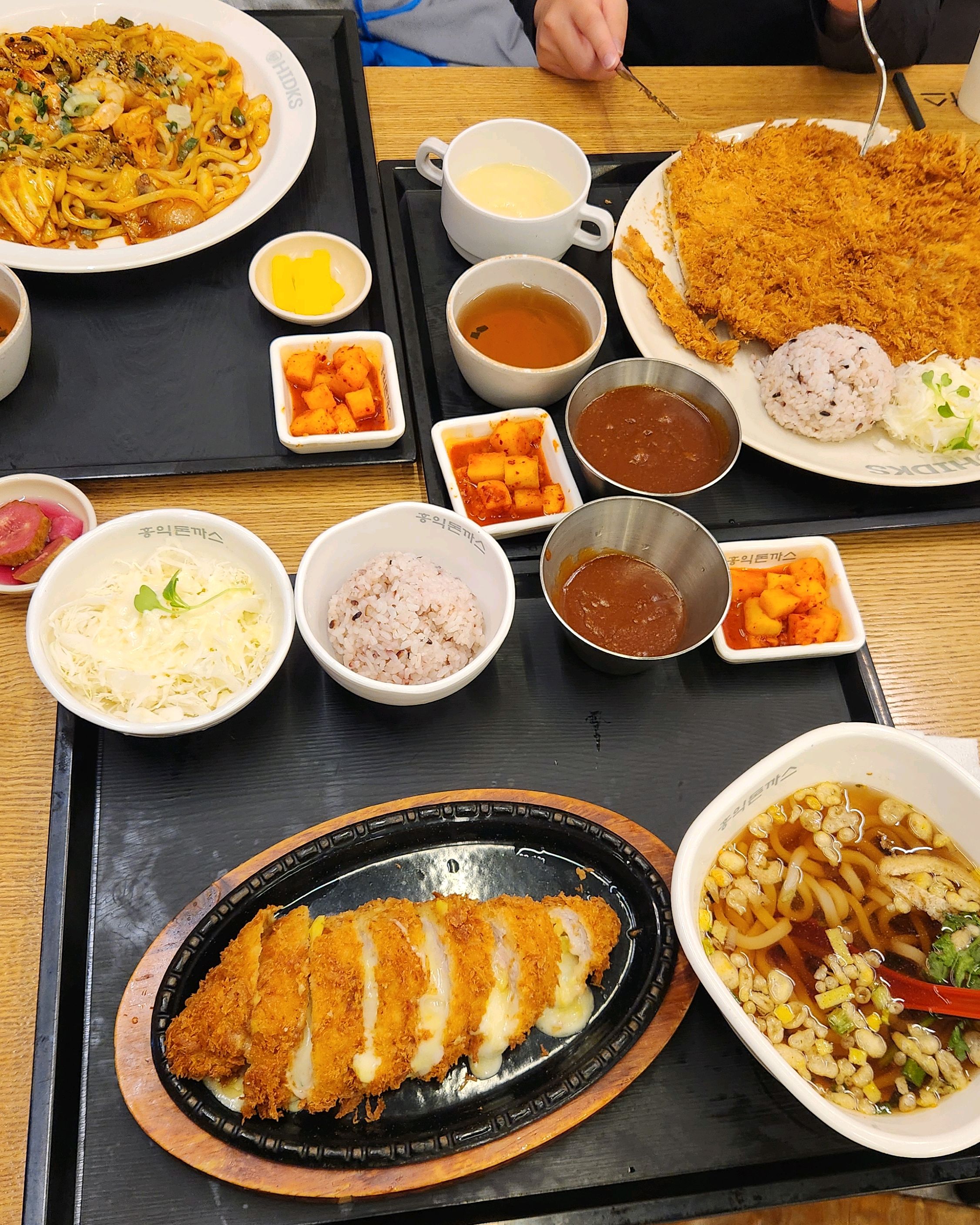 아이들이랑 같이 왔는데 가성비도 좋고 돈까스양이 미쳤어요 - 운양동 맛집 홍익돈까스 김포운양점
