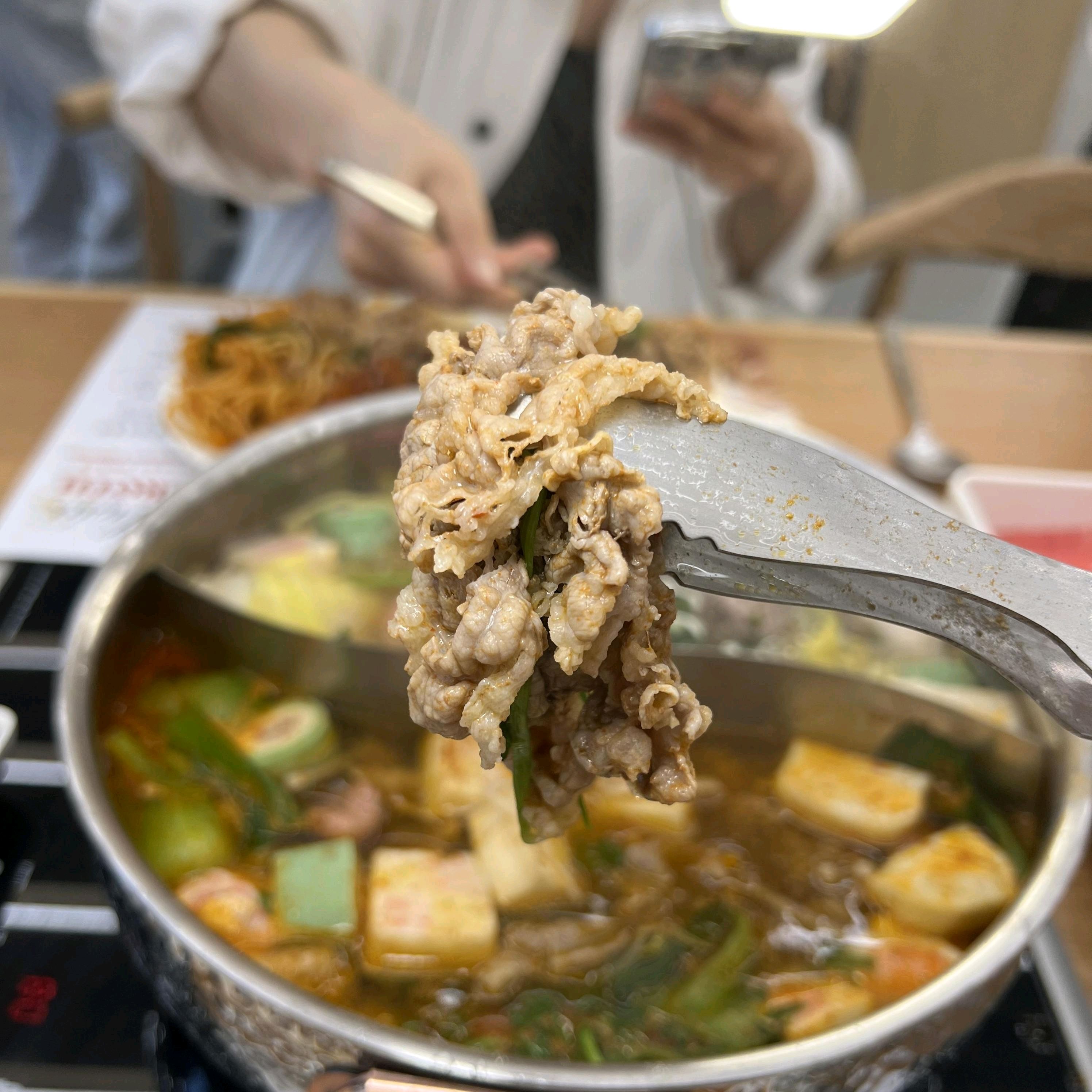 샐러드바에 다양한 종류가 있어서 좋고 고급스러운 식사를 할 수 있어요 푸짐한 샤브샤브에 소