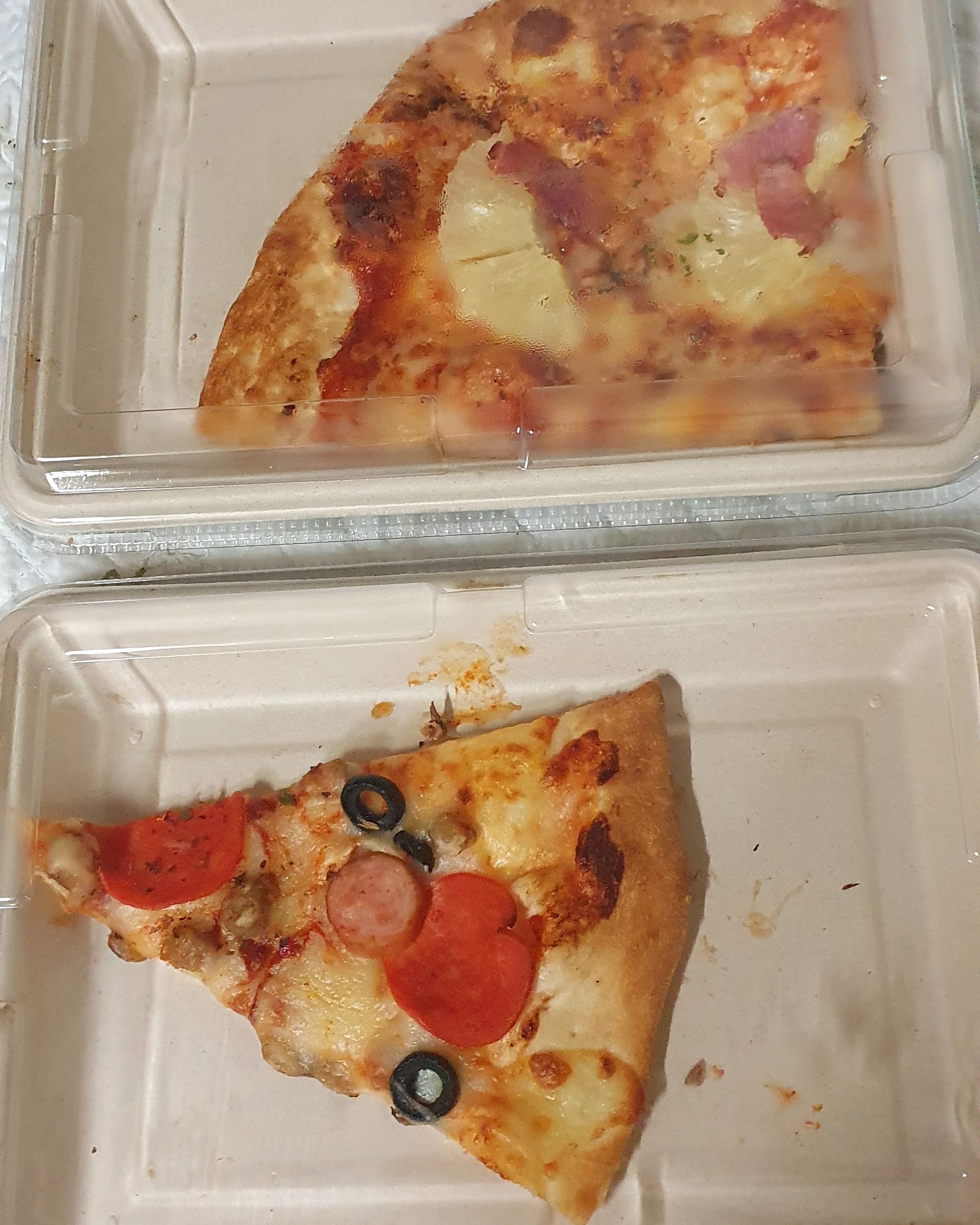 마감 세일이라 피자 2조각에 3천원 으로 가성비가 좋은데 맛있어요. 프라이팬에 기름없이 살
