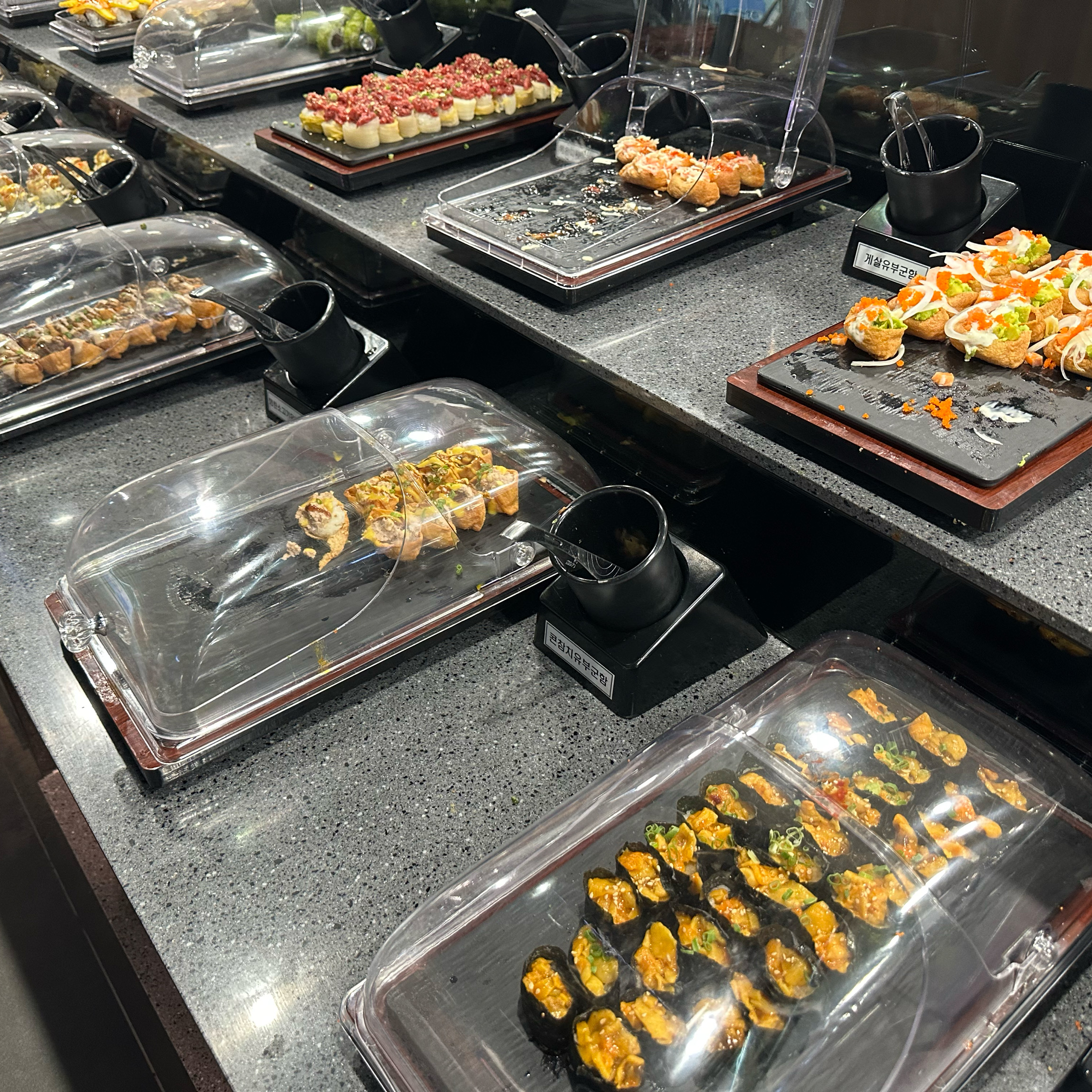 초밥 종류도 다양하고 - 반월당 맛집 다이닝원 반월당점