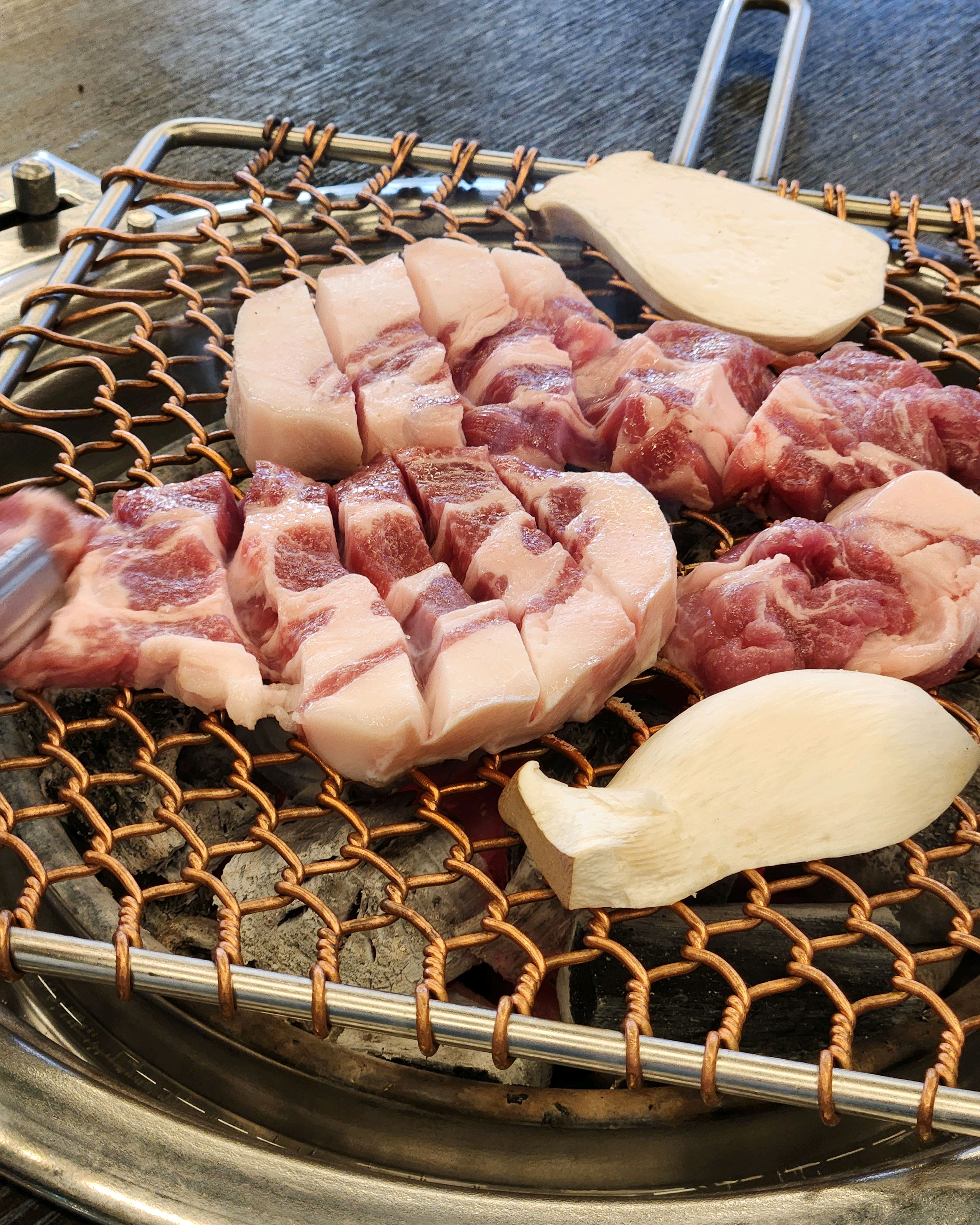 가족단위로 오기 좋은거 같아요 맛있고 테이블도 넓고 무엇보다 직원들이 바쁜 와중에 친절해서