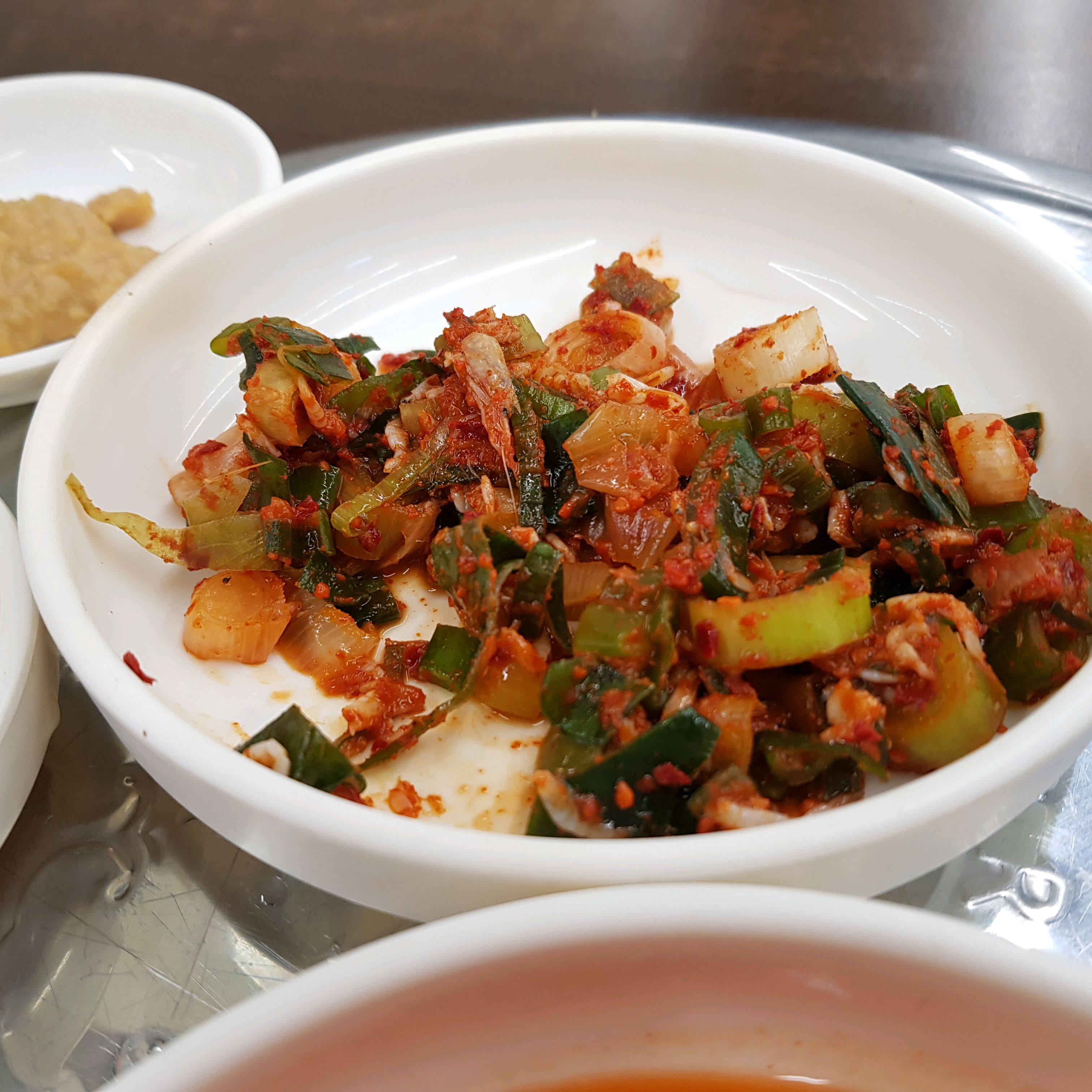 양 많고 사람 많고 기름기가 많은 국밥집. 파무침은 맛있었다! - 대전 맛집 오문창순대국밥