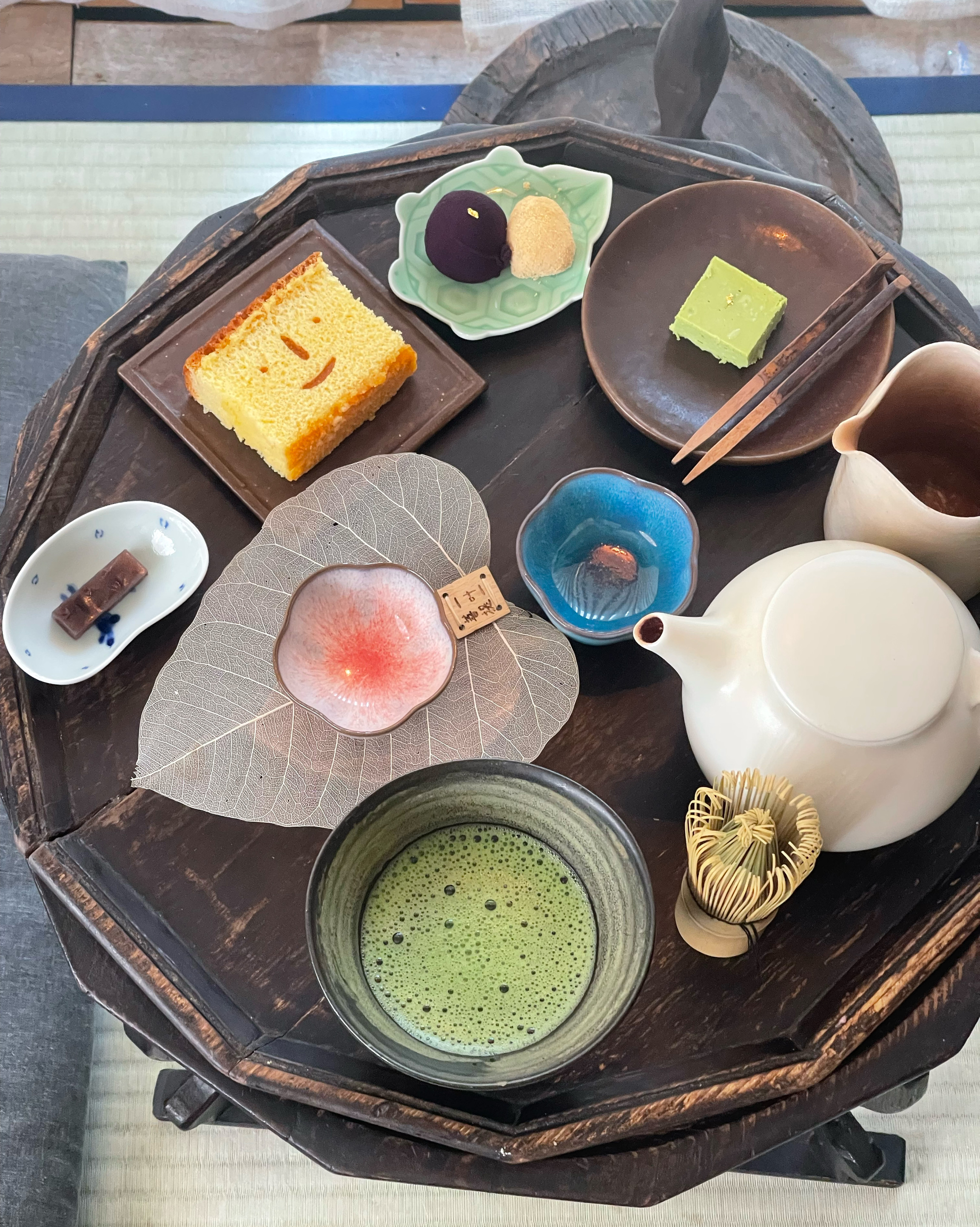 차를 내려 마실 수 있어서 좋았고 분위기도 차분해서 좋습니다.🌿예약제로 운영돼서 더 조용한