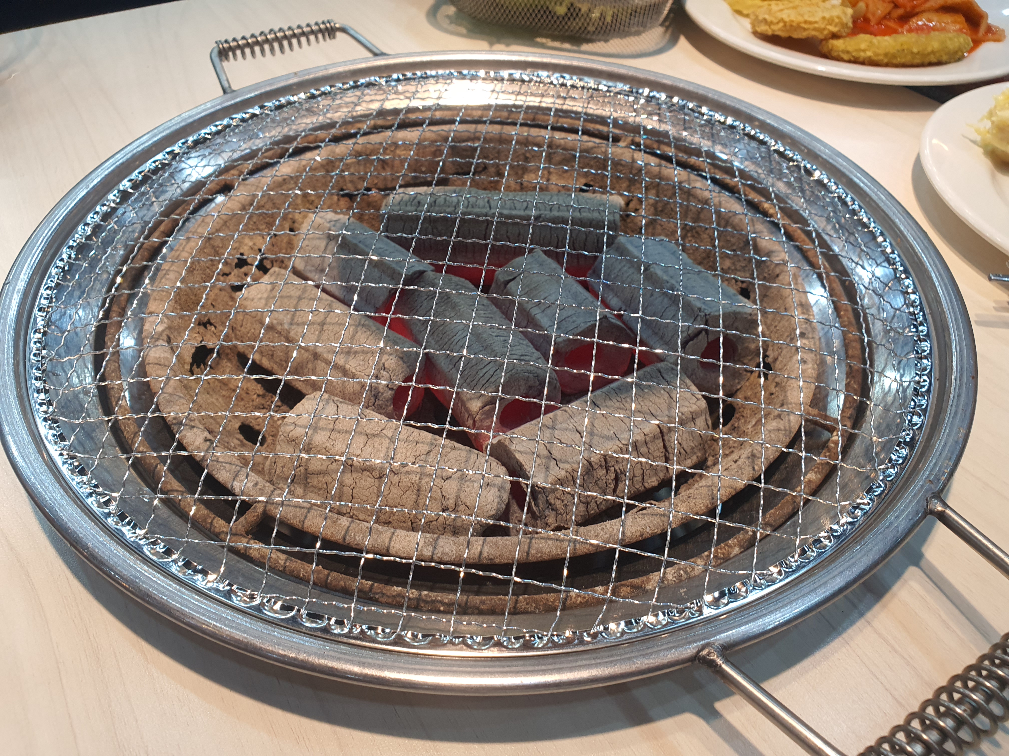 가족이 고기를 먹고 싶다고 해서 명륜진사갈비에 옴. 가격이 지난번에 왔을 때 비해서 조금