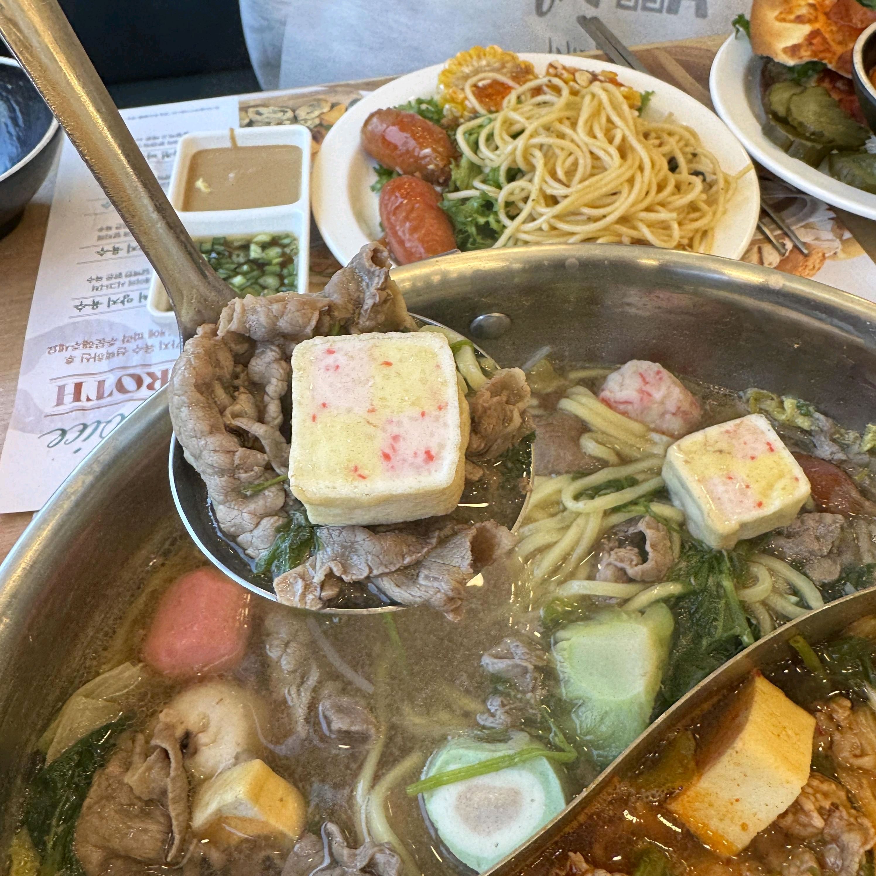 샐러드바가 신선하고 샤브샤브 육수도 진하니 맛있네요 가족 모두 좋아해서 자주 찾게 될 것