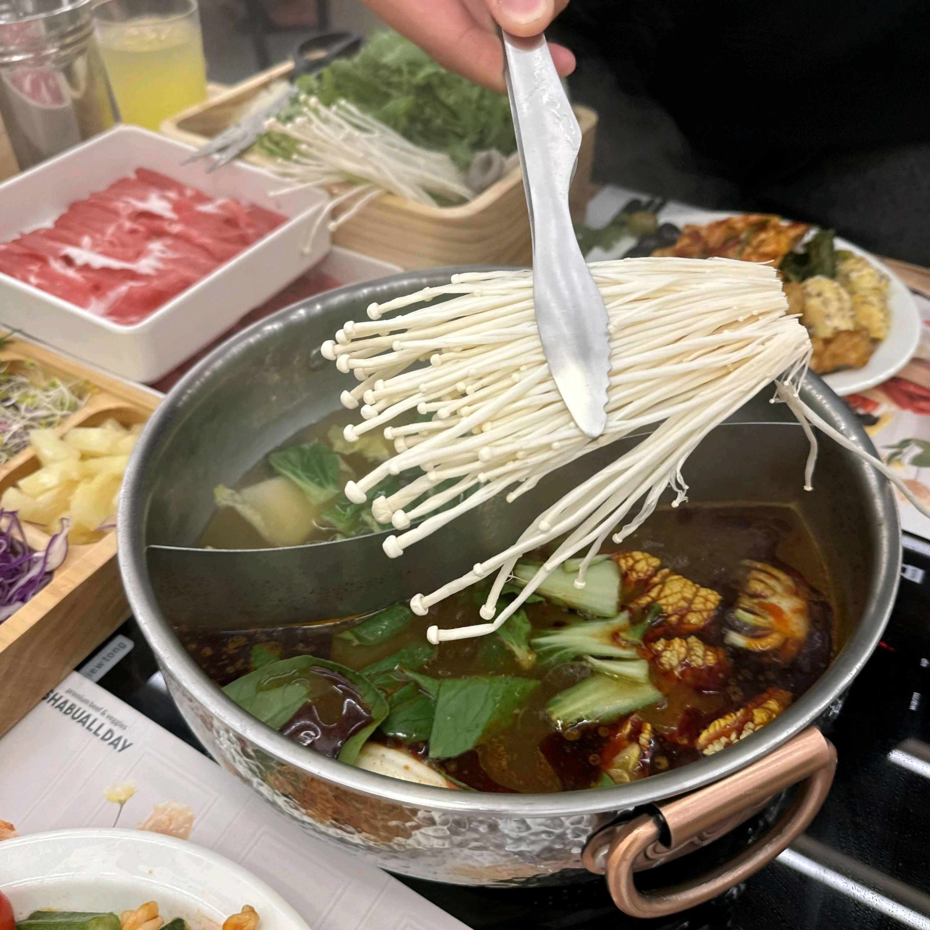 다양한 종류의 샐러드와 사이드 메뉴까지 마음껏 즐길 수 있어서 너무 만족스러웠어요 프리미엄