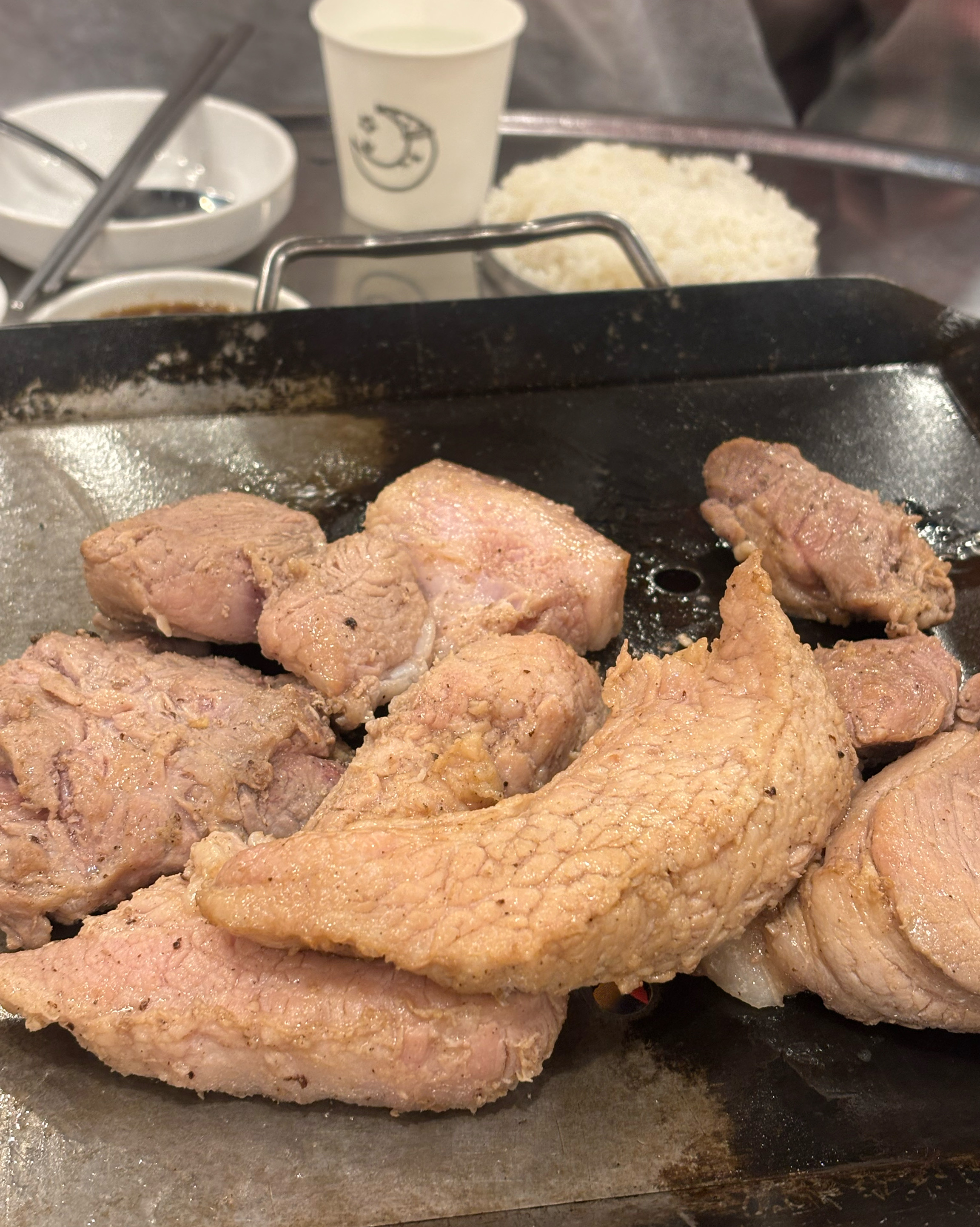 고기도 구워주셔서 너무 맛있구 양도 많아요! 소주 안시키려했는데 저절로 시켜지는맛!!! 너