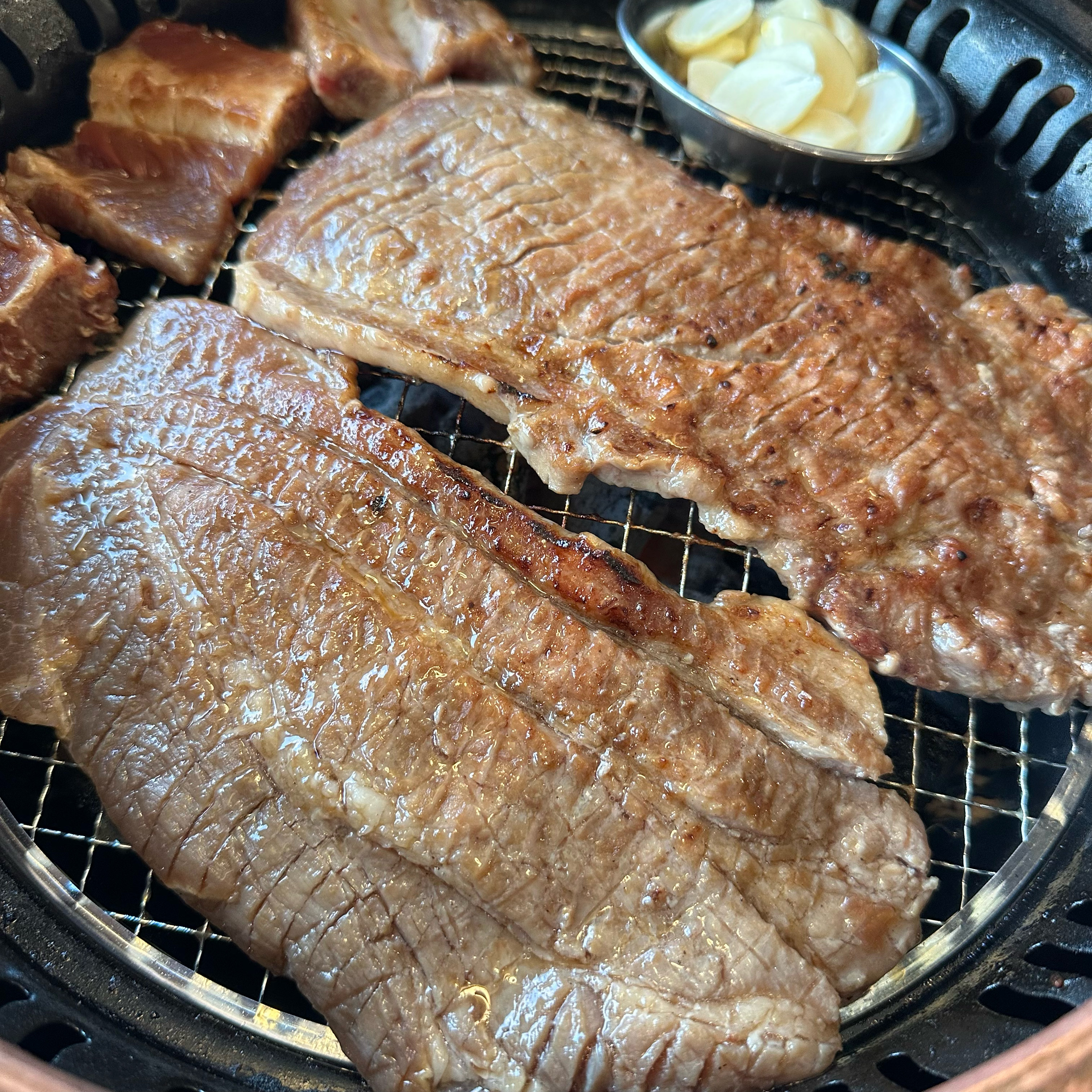 고기도 맛있고 반찬도 많아서 좋네요. - 대전 맛집 사리원면옥 둔산본점