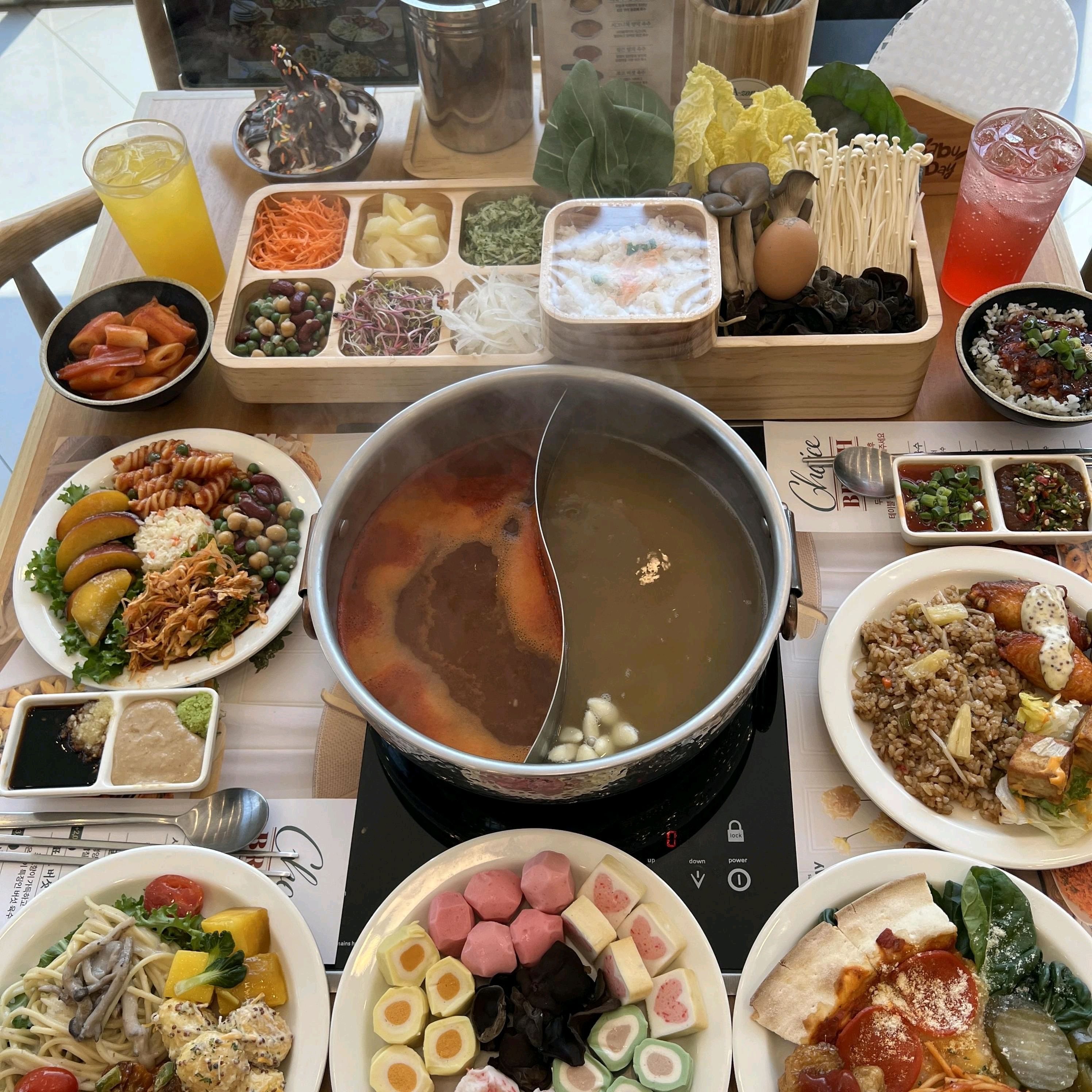 샤브샤브 정말 맛있었어요. 모든 야채가 신선했고 육수도 깔끔한 맛이 느껴졌어요. 직원분들도