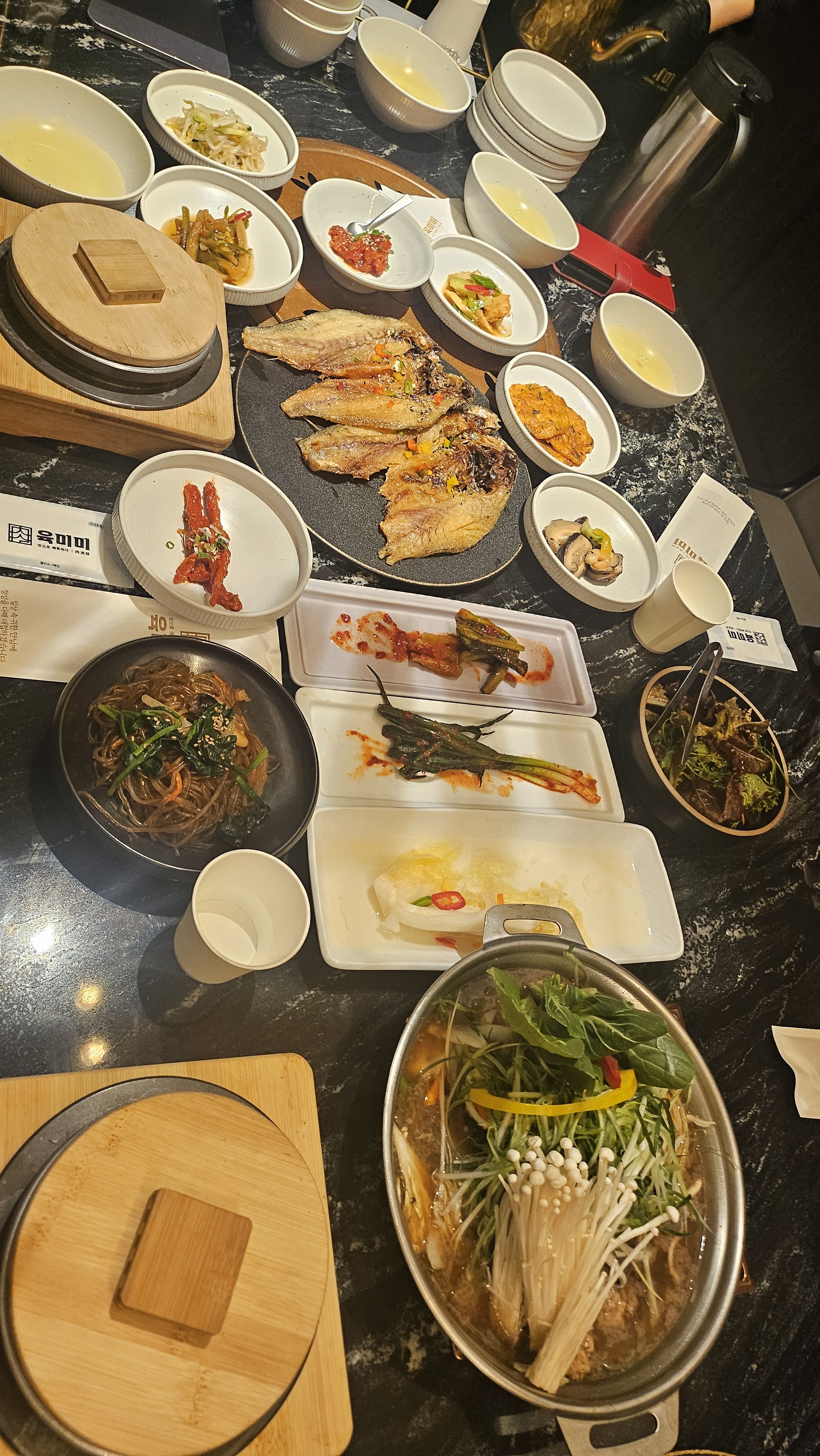 가족모임으로 부모님 모시고 왔는데 부모님께서 다 맛있다고 하시네요. 아이들도 보리굴비에 밥