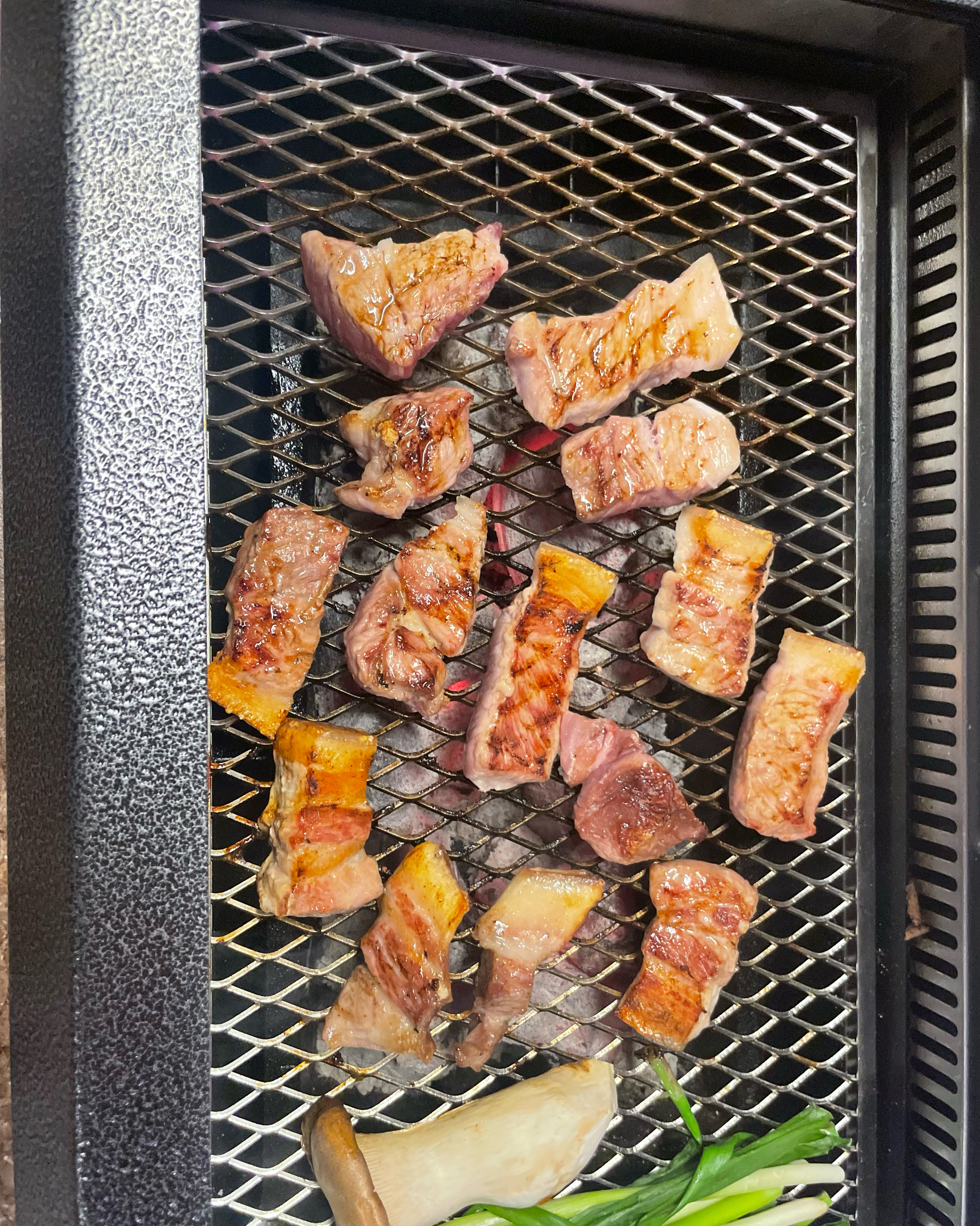 난축맛돈을 하는 집은 흔하지 않아서 육지에서 온 친척들을 데리고 갔어요. 고기 질은 좋은 