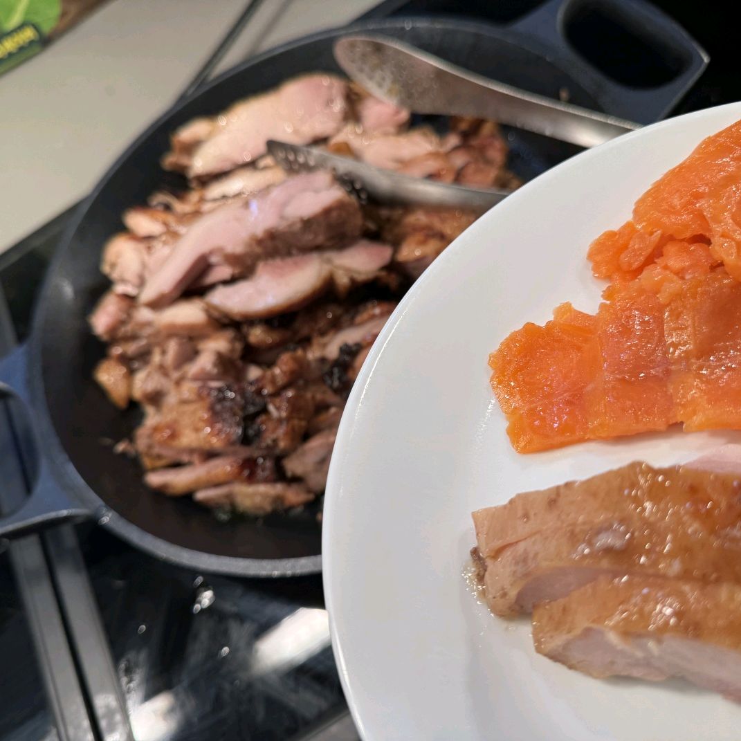 음식 종류가 다양하고 모두 맛있습니다 타코, 콜드누들, 치킨 특히 맛있게 먹었습니다 케잌류