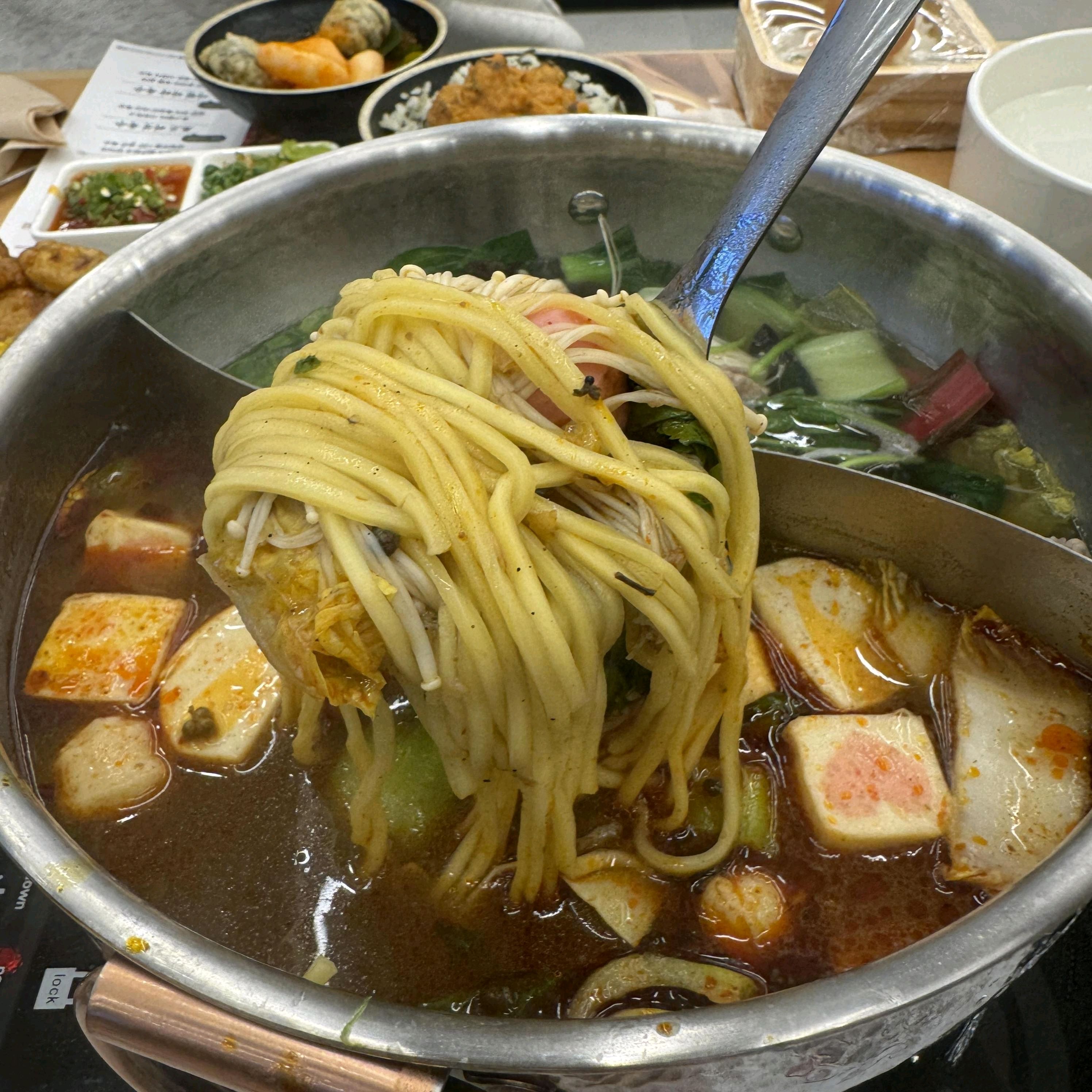 굿굿 너므너므 맛있어요 여자친구랑 샤브샤브 먹으러 종종 가요 소고기 육질이 정말 좋고 다양