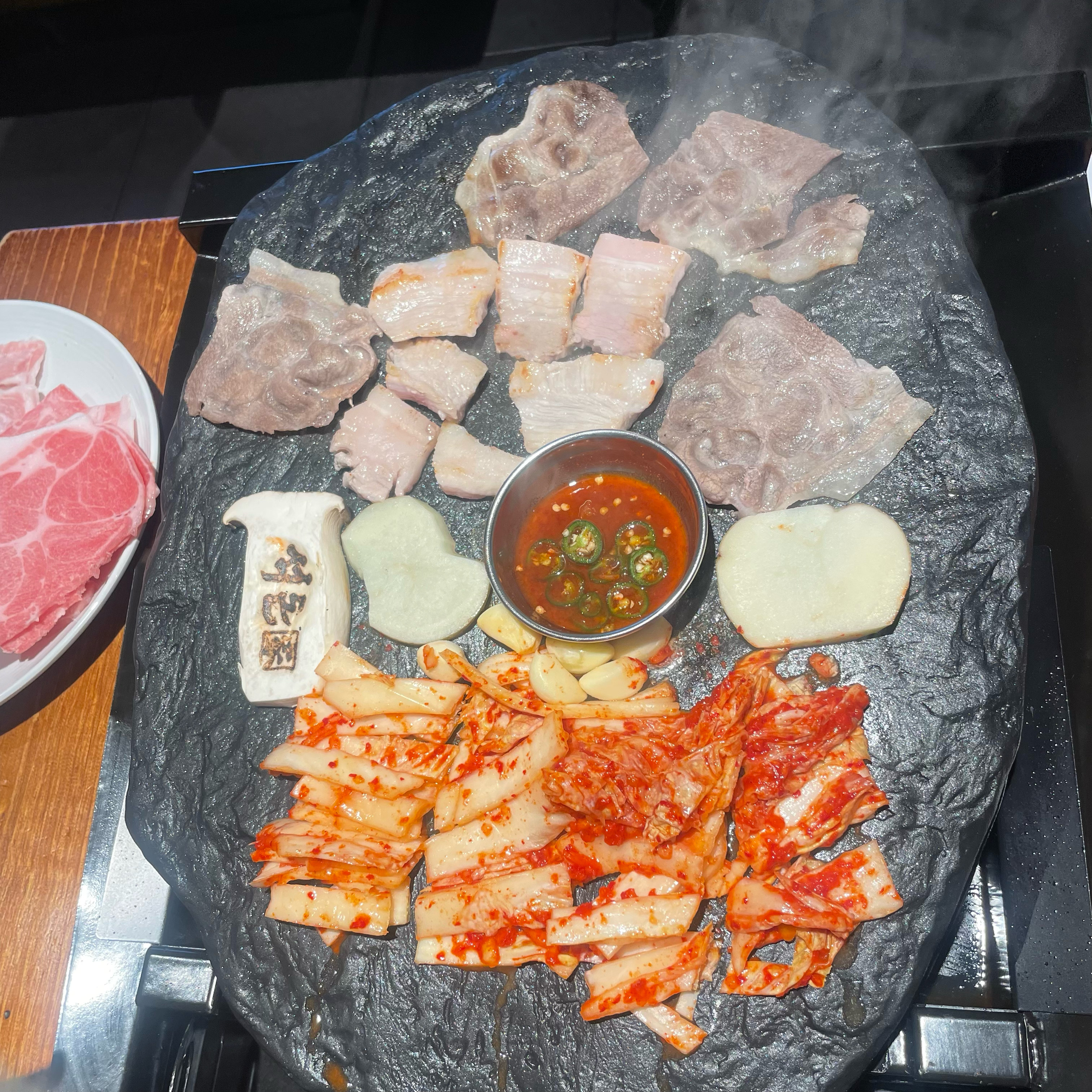 친절해요! 매장이 넓어서 대화하기도 좋고 웨이팅이 없어요 ㅎㅎ 묵사발이 미쳤습니다.!! 고