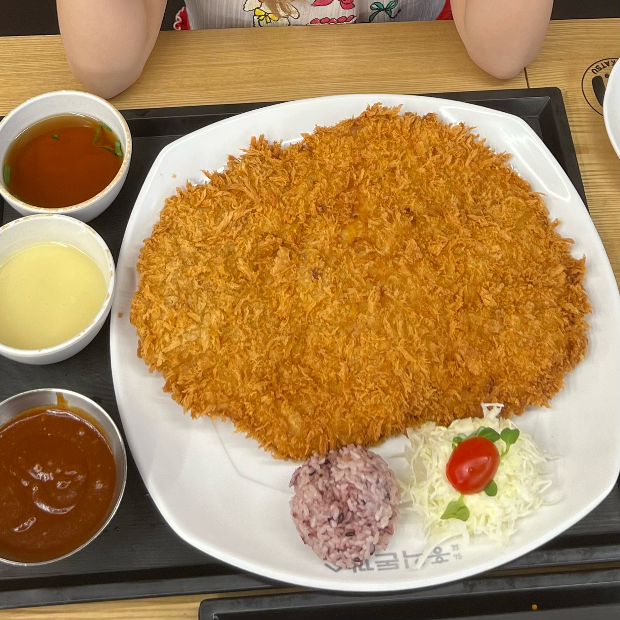 돈까스가 진짜 왕왕 커요 - 경주월드 근처 맛집 홍익돈까스 경주점