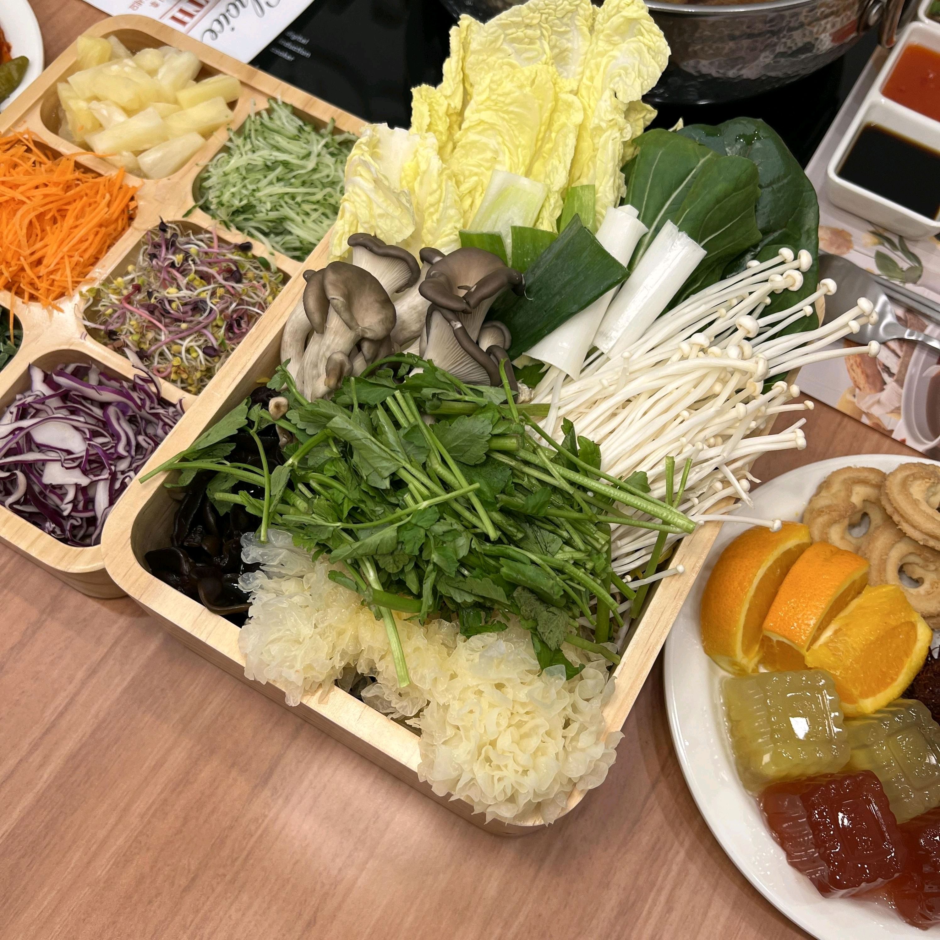 디핑 소스가 다양해서 골라먹는 재미가 있었어요 육수도 진하고 다양한 야채랑 라이스페이퍼로