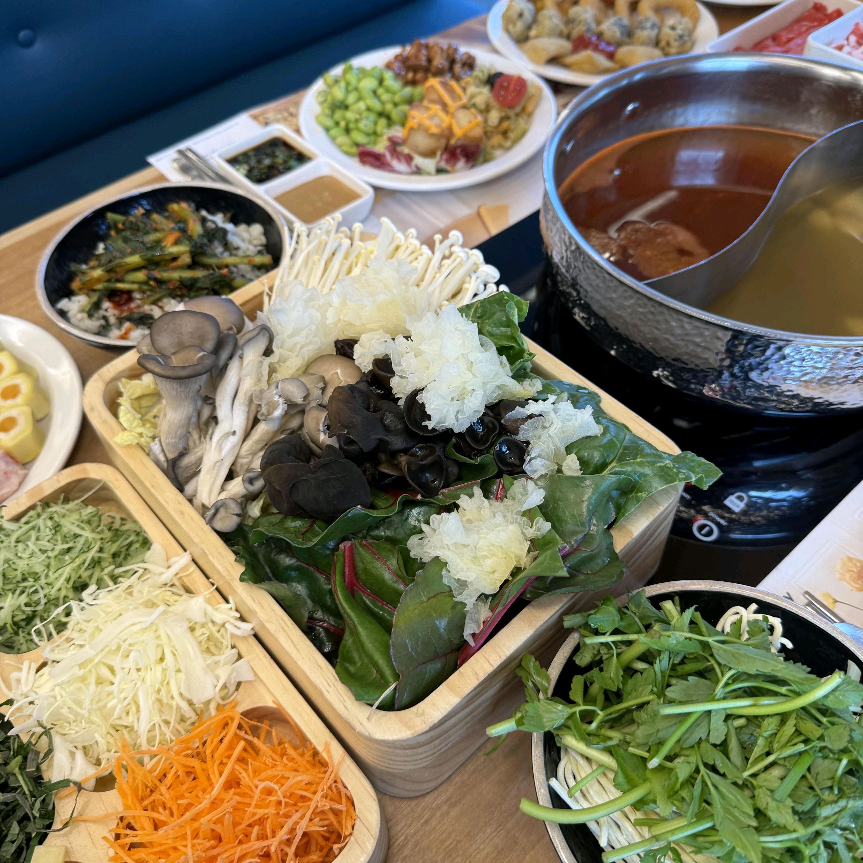 딱 먹고싶은 만큼 자유롭게 먹을 수 있어서 좋네요 직접 골라서 먹을 수 있는 샐러드바에 야