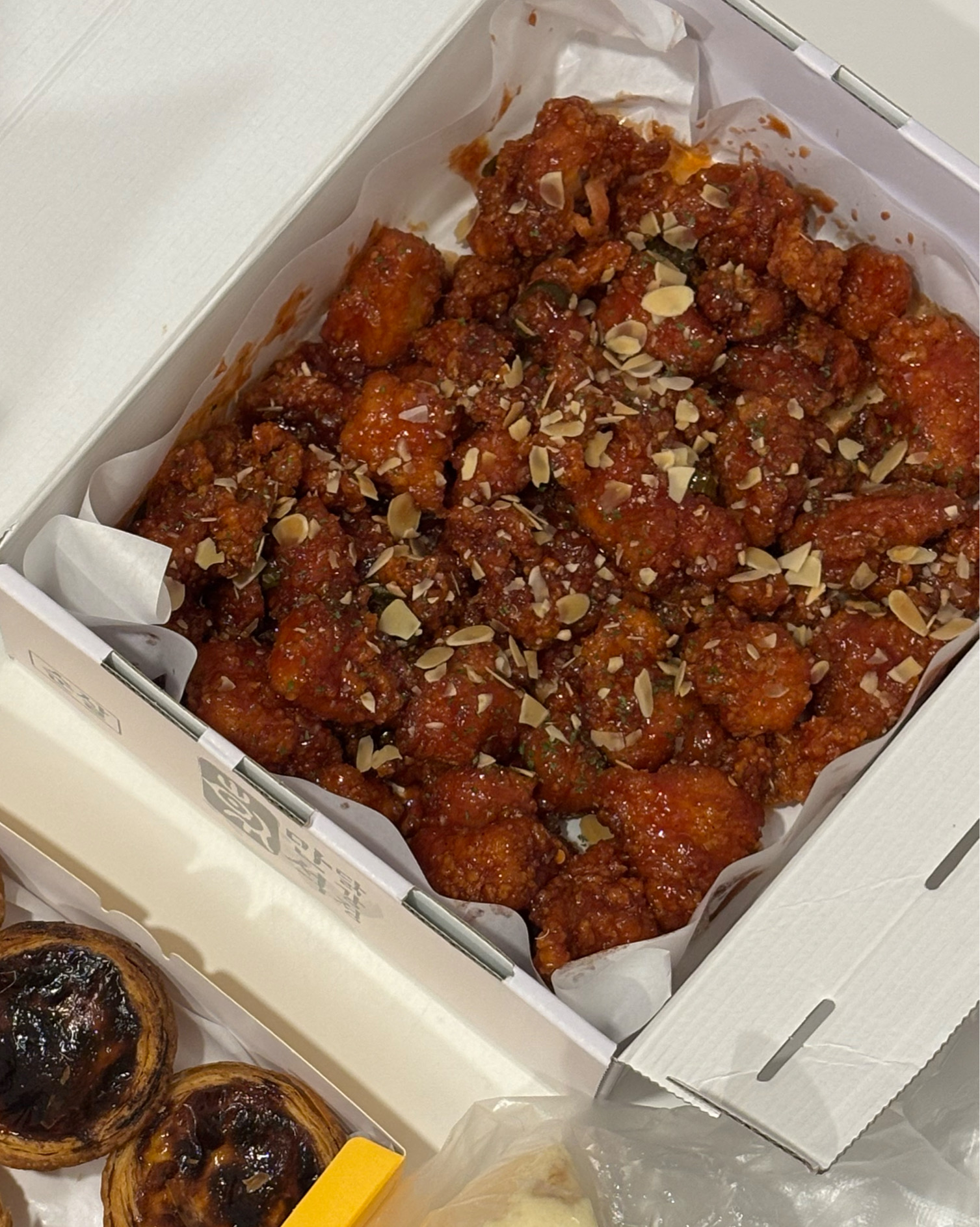 속초명물 만석닭강정 포장해서 숙소에서 저녁으로 먹었어요👀 보통맛순살로 주문했는데 살도 많고