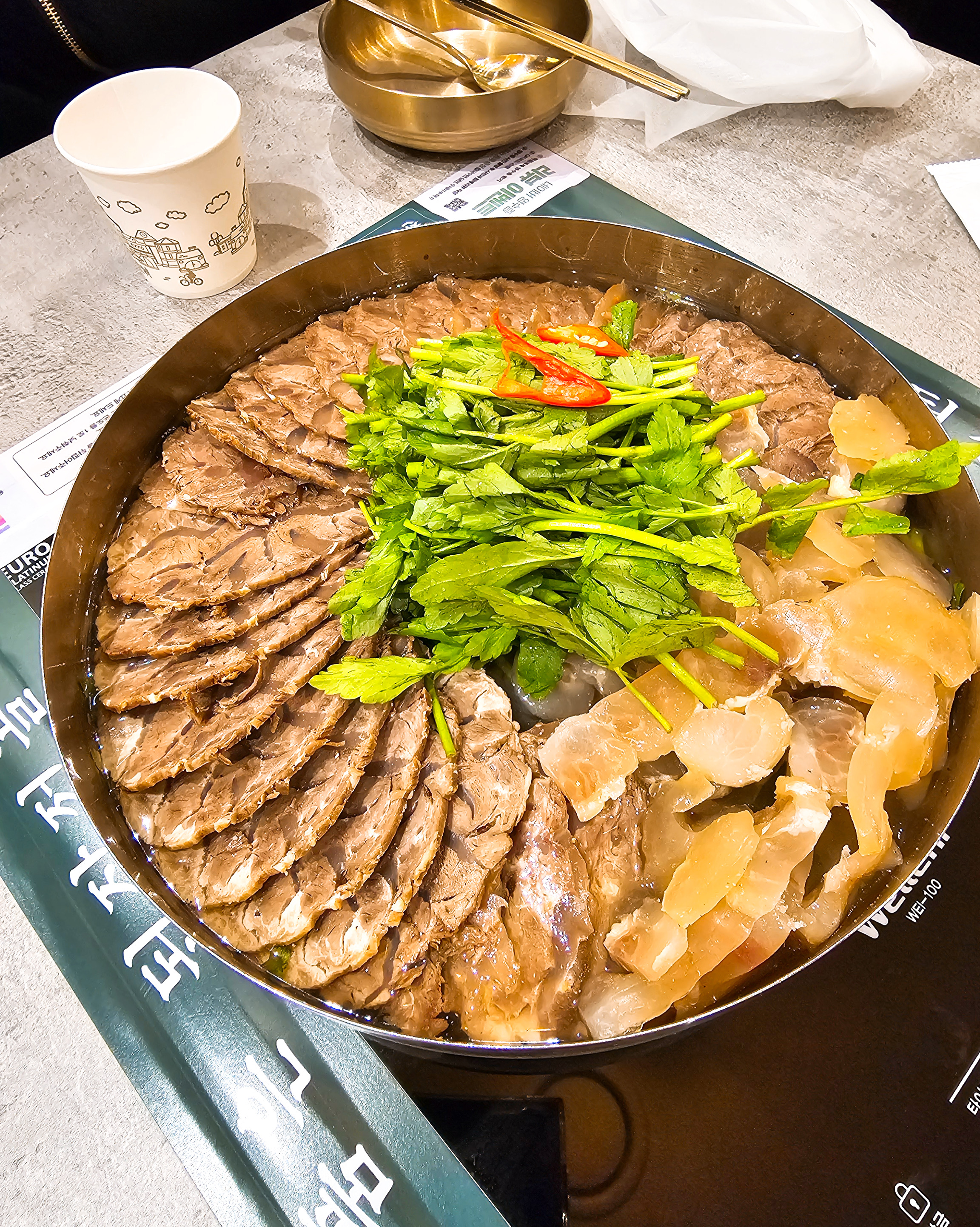 보는 비쥬얼은 좋은데 수육전골은 고기에서 냄새나고 된장찌게는 별 맛이 없었슴 - 인천 맛집 옥된장 인천운서점