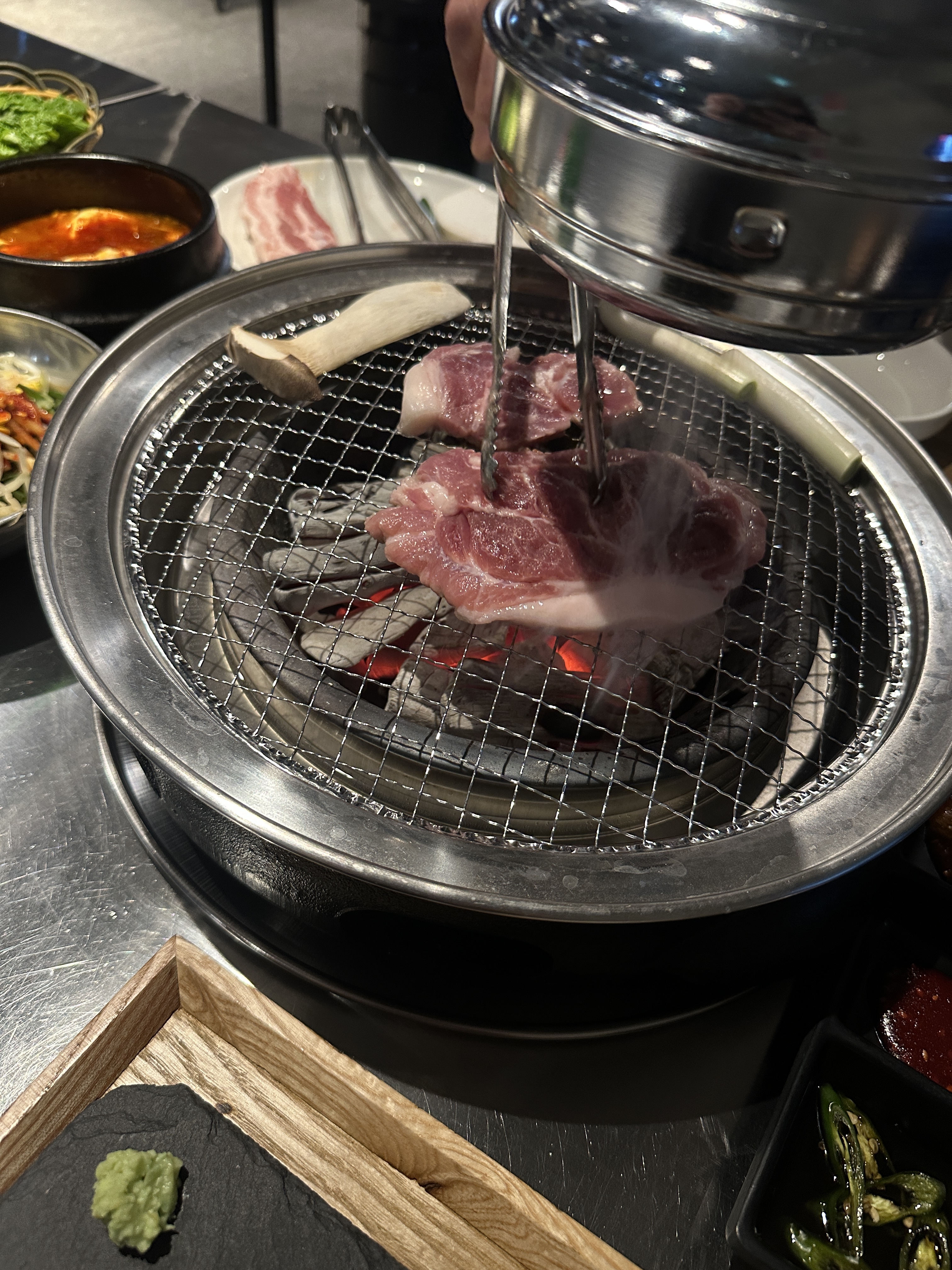 고기 질도 좋아보이고 분위기도 좋아요 !! 밑반찬도 다양하고 직원분도 아주 친절합니다 😝 - 불당동 맛집 반지하 불당점
