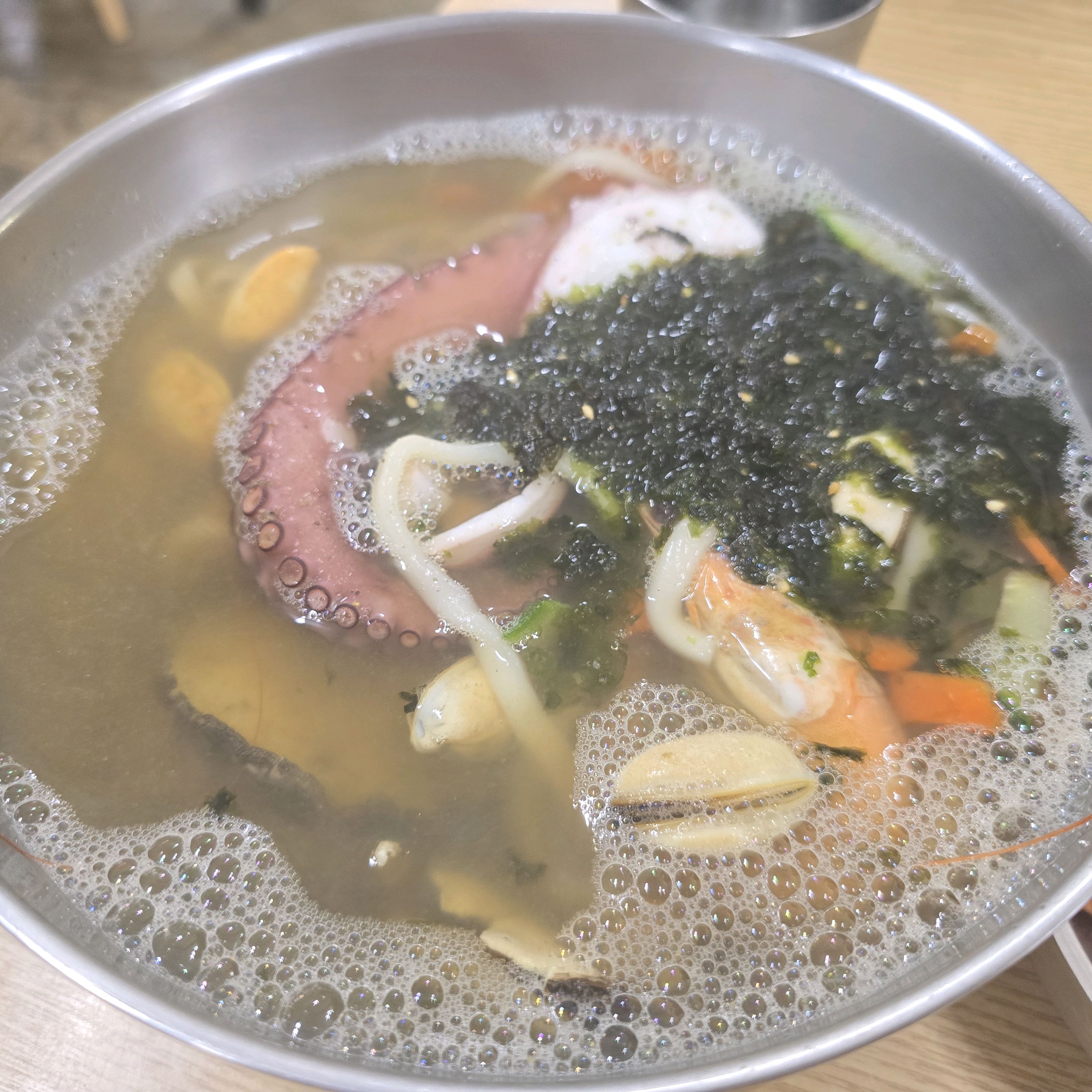 문어가 오동통하니 아주 맛있습니다. 인테리어도 아기자기 귀여워요. 여행 중 든든한 점심식사