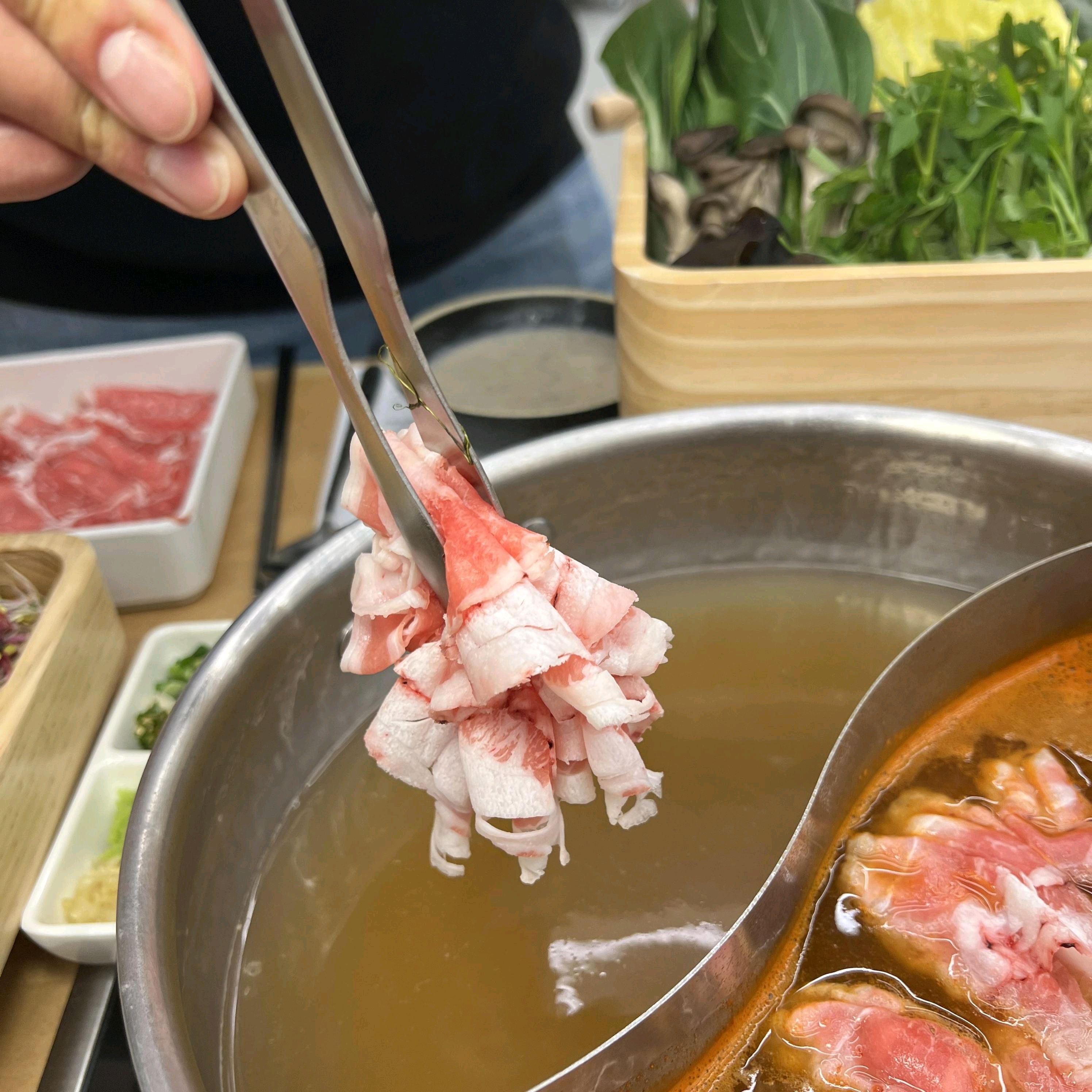 고급스러운 소고기로 즐기는 샤브샤브에 무제한 샐러드바까지 있어서 부모님 모시고 왔는데 너무